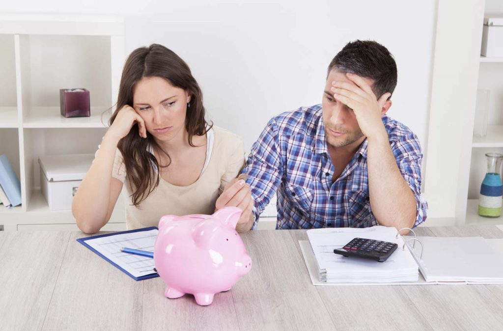 Các cặp đôi thường đổ lỗi cho nhau khi trong nhà có phát sinh vấn đề cần đến số tiền lớn