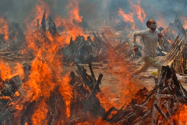 Người đàn ông chạy trong biển lửa thiêu nạn nhân của Covid-19 tại Ấn Độ
