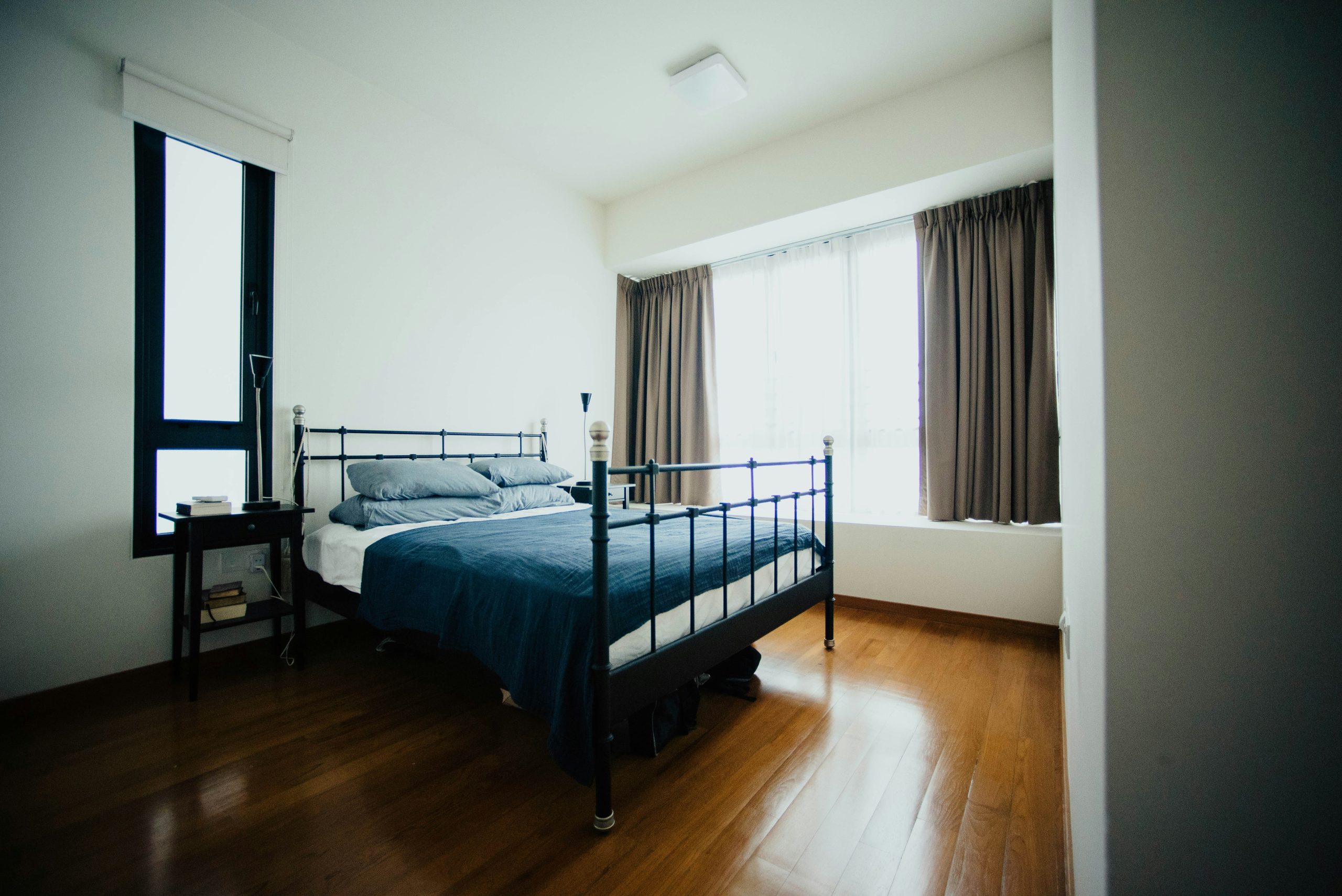 Cho thuê tài sản Một căn phòng trống được cải tạo gọn gàng, sẵn sàng cho thuê, thể hiện việc tận dụng tài sản sẵn có để tạo ra thu nhập thụ động bền vững cho người về hưu.