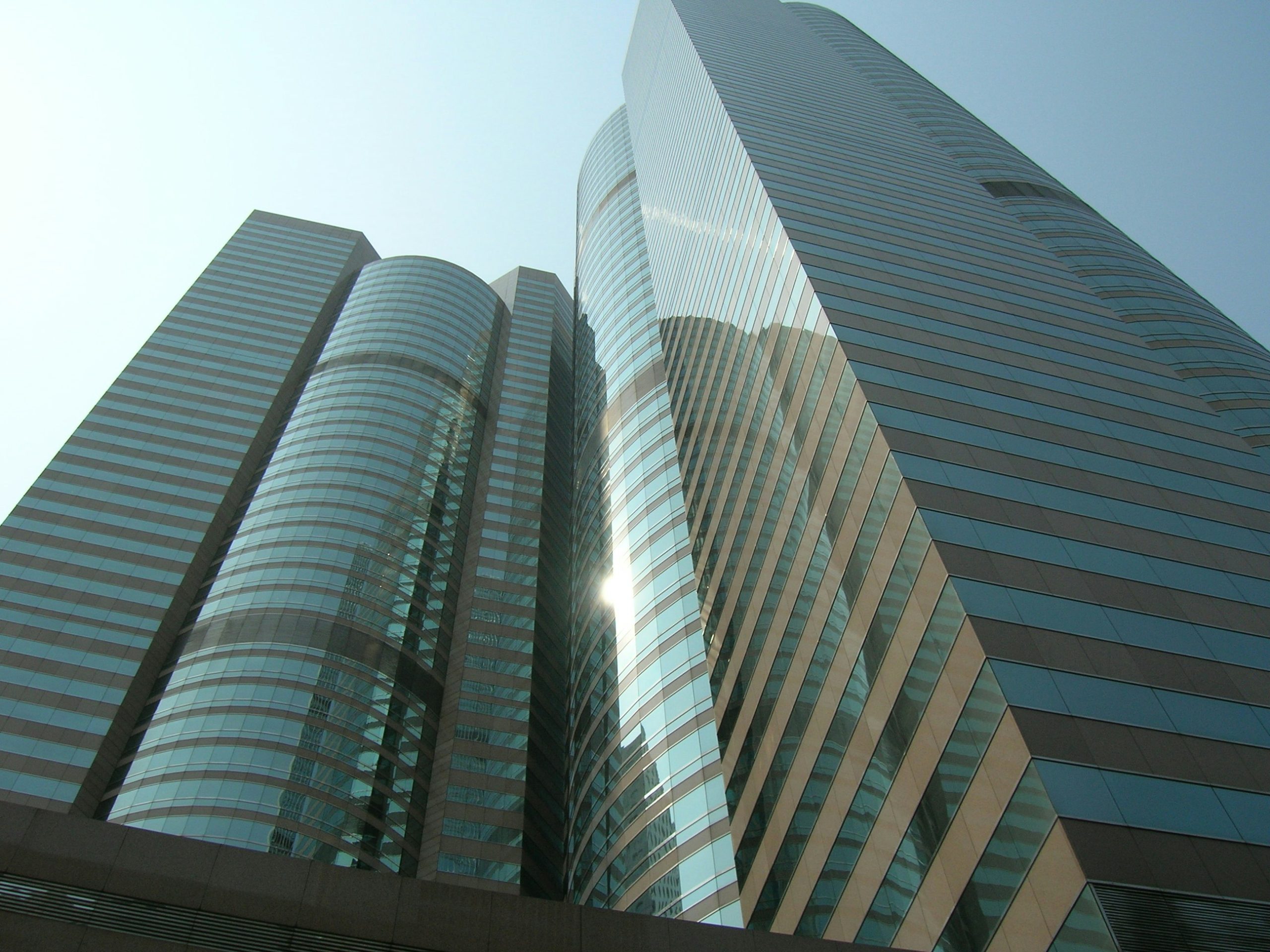 Tòa nhà văn phòng hiện đại của một chủ đầu tư uy tín, thể hiện năng lực tài chính và sự chuyên nghiệp trong ngành bất động sản.