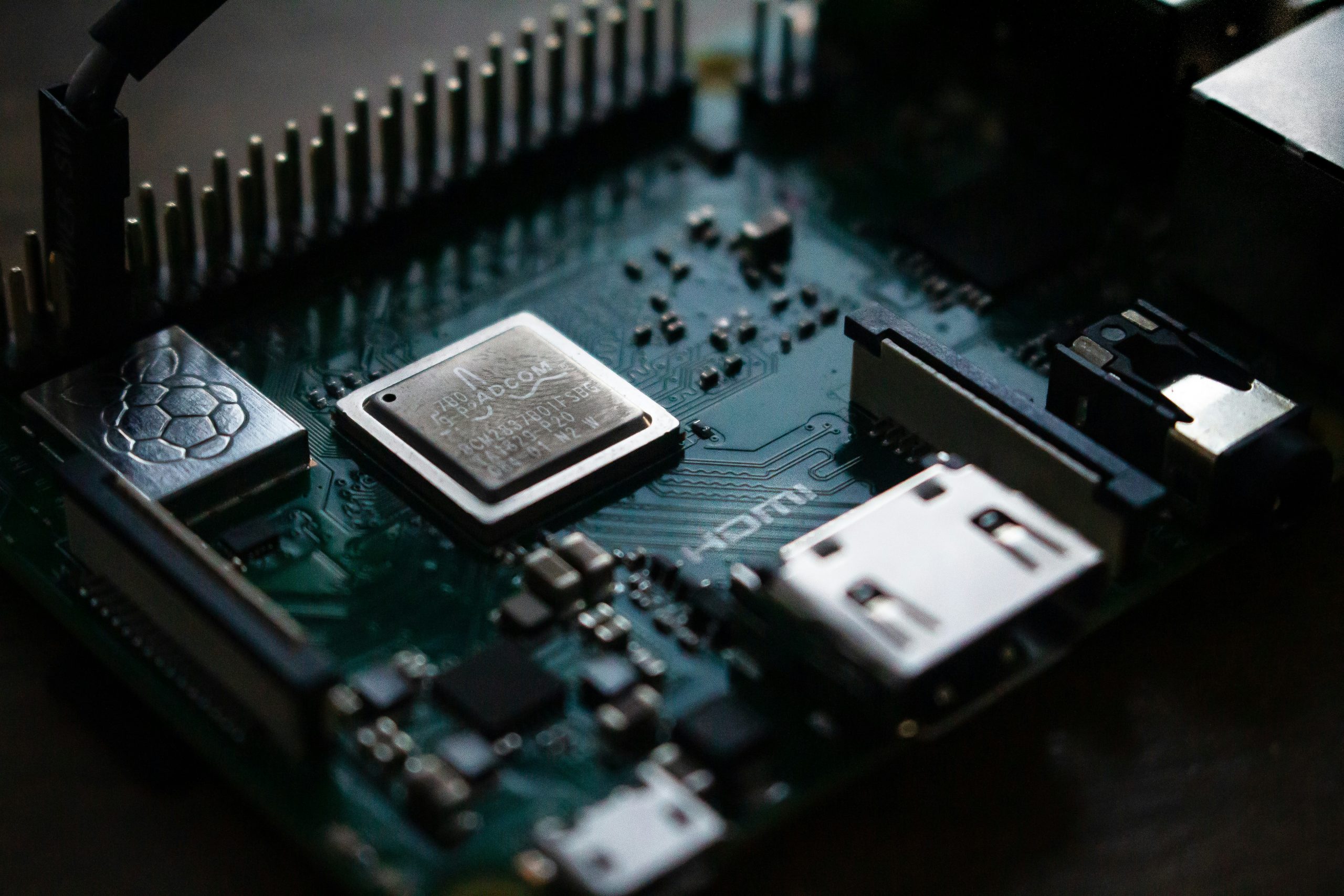 Hình ảnh dàn máy đào Bitcoin đang hoạt động, tượng trưng cho quá trình 'khai thác' tạo ra đồng tiền mới và bảo mật toàn vẹn mạng lưới blockchain.