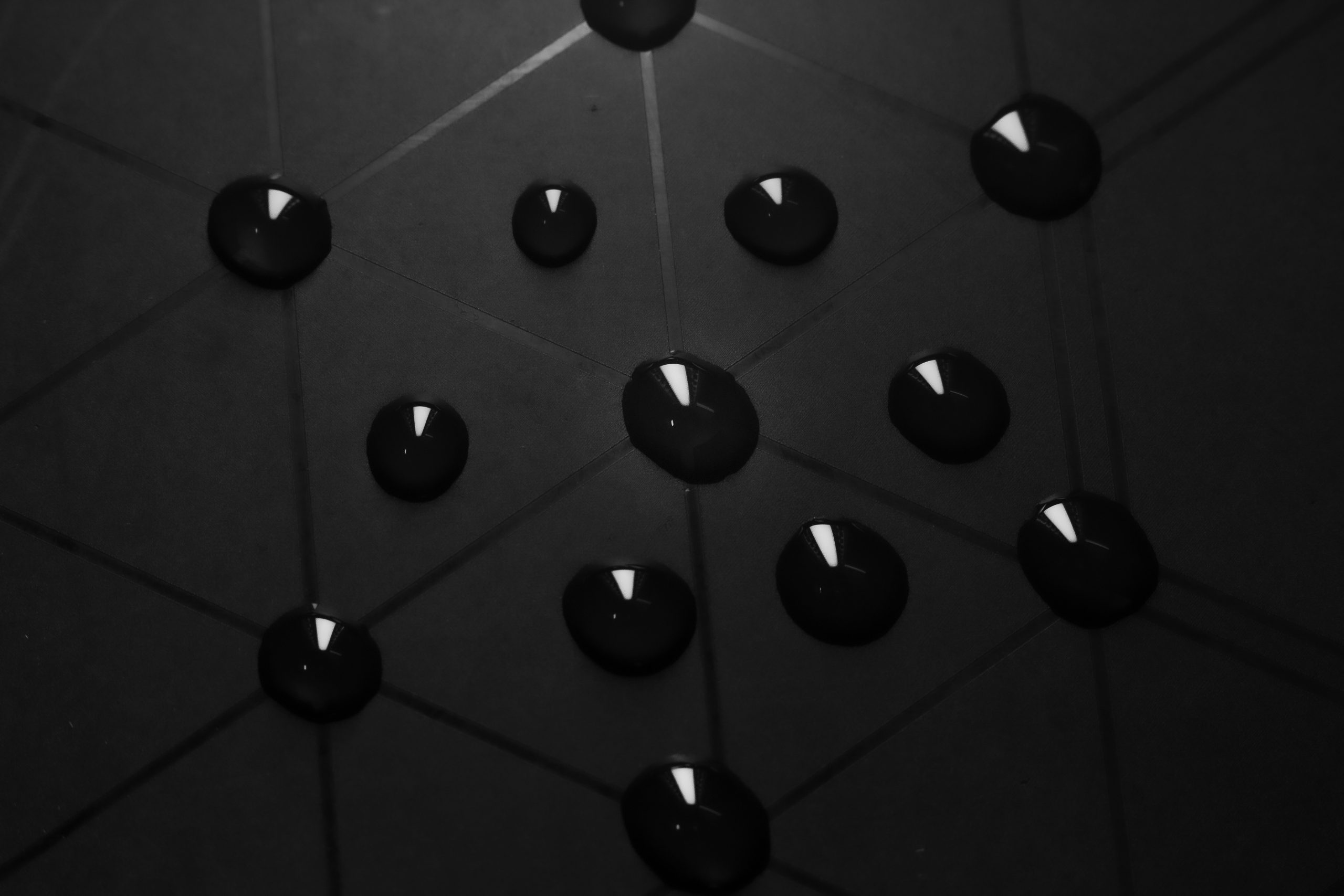 Hình ảnh minh họa cấu trúc chuỗi khối với các khối dữ liệu được mã hóa và liên kết, thể hiện tính bảo mật và phi tập trung của blockchain.