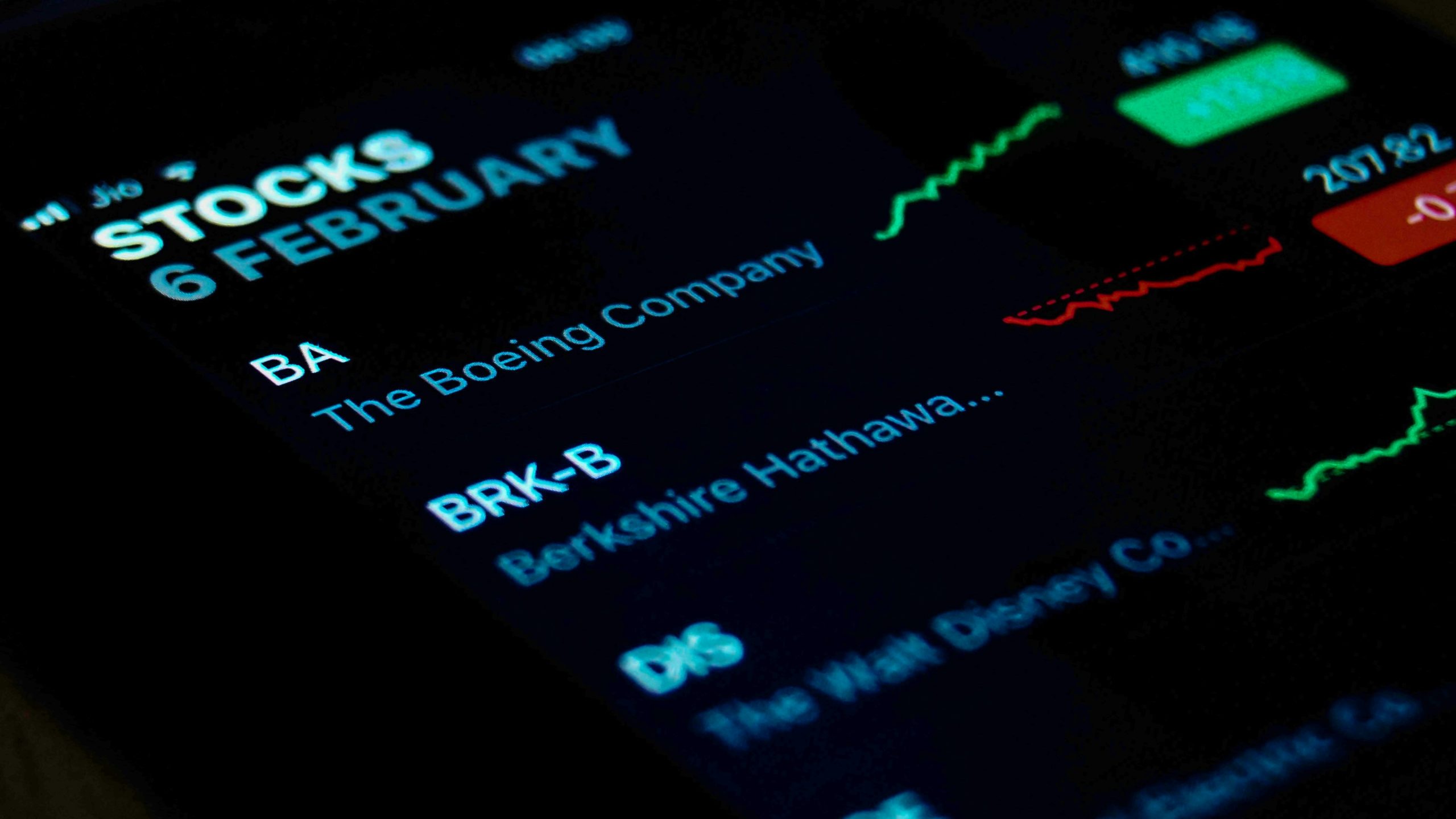 Chuyển giao chứng khoán vật lý sang dạng số hóa, minh họa tầm quan trọng của lưu ký trong giao dịch trực tuyến nhanh chóng.