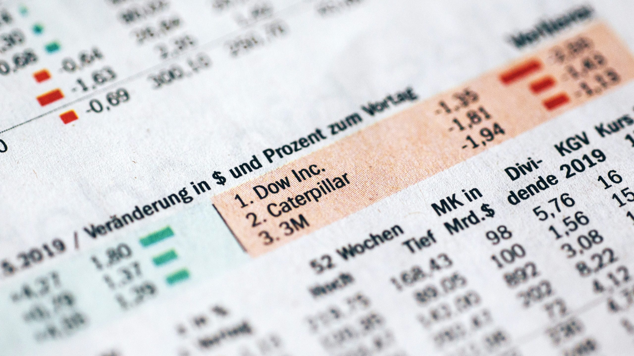 Bảng tính Excel tài chính Một người đang làm việc trên máy tính xách tay với bảng tính Excel phức tạp về quản lý chi tiêu hiển thị trên màn hình, tượng trưng cho sự kiểm soát tài chính chuyên sâu.