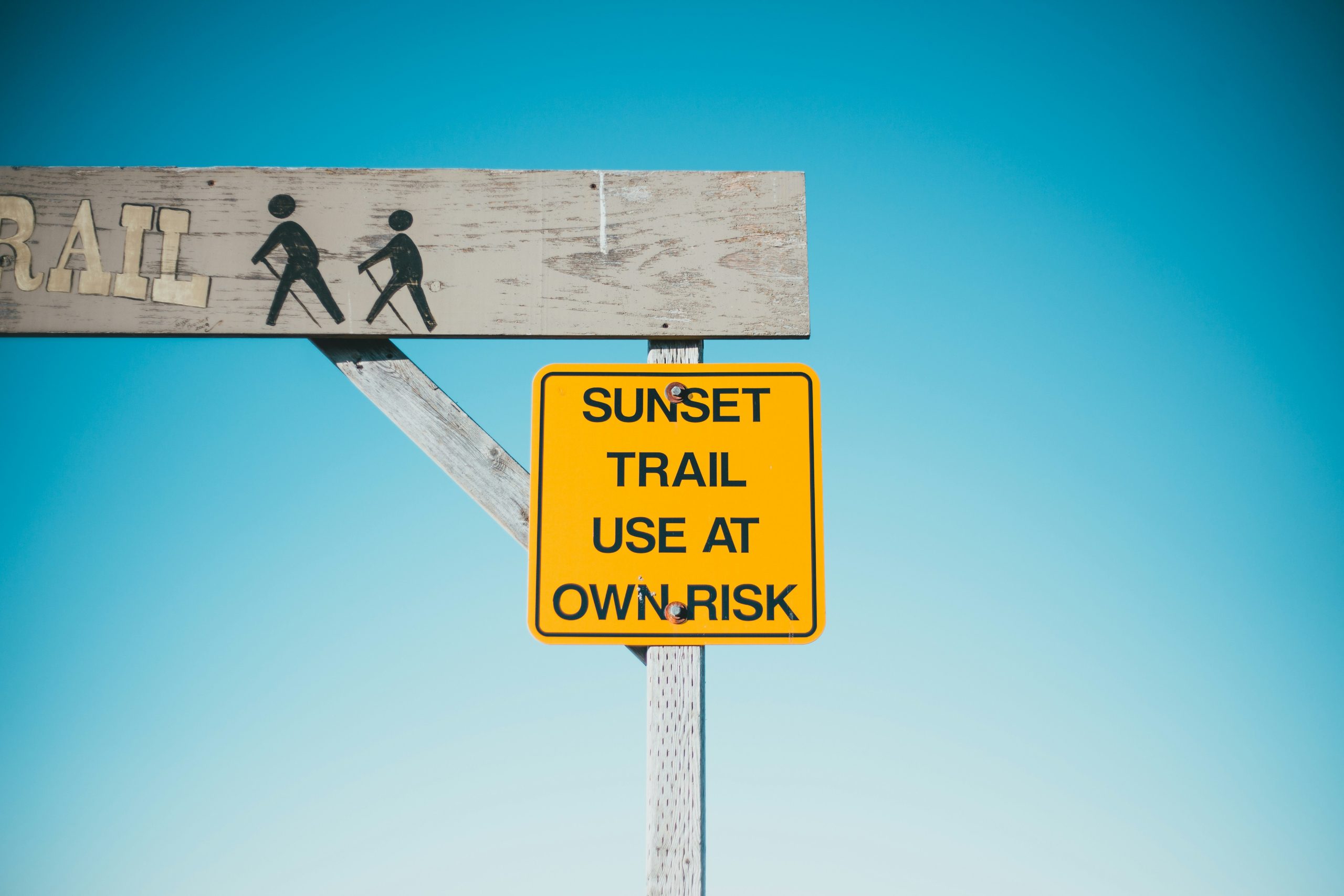 Minh họa rủi ro của đòn bẩy tài chính khi lãi suất biến động mạnh, ảnh hưởng đến lợi nhuận đầu tư bất động sản.