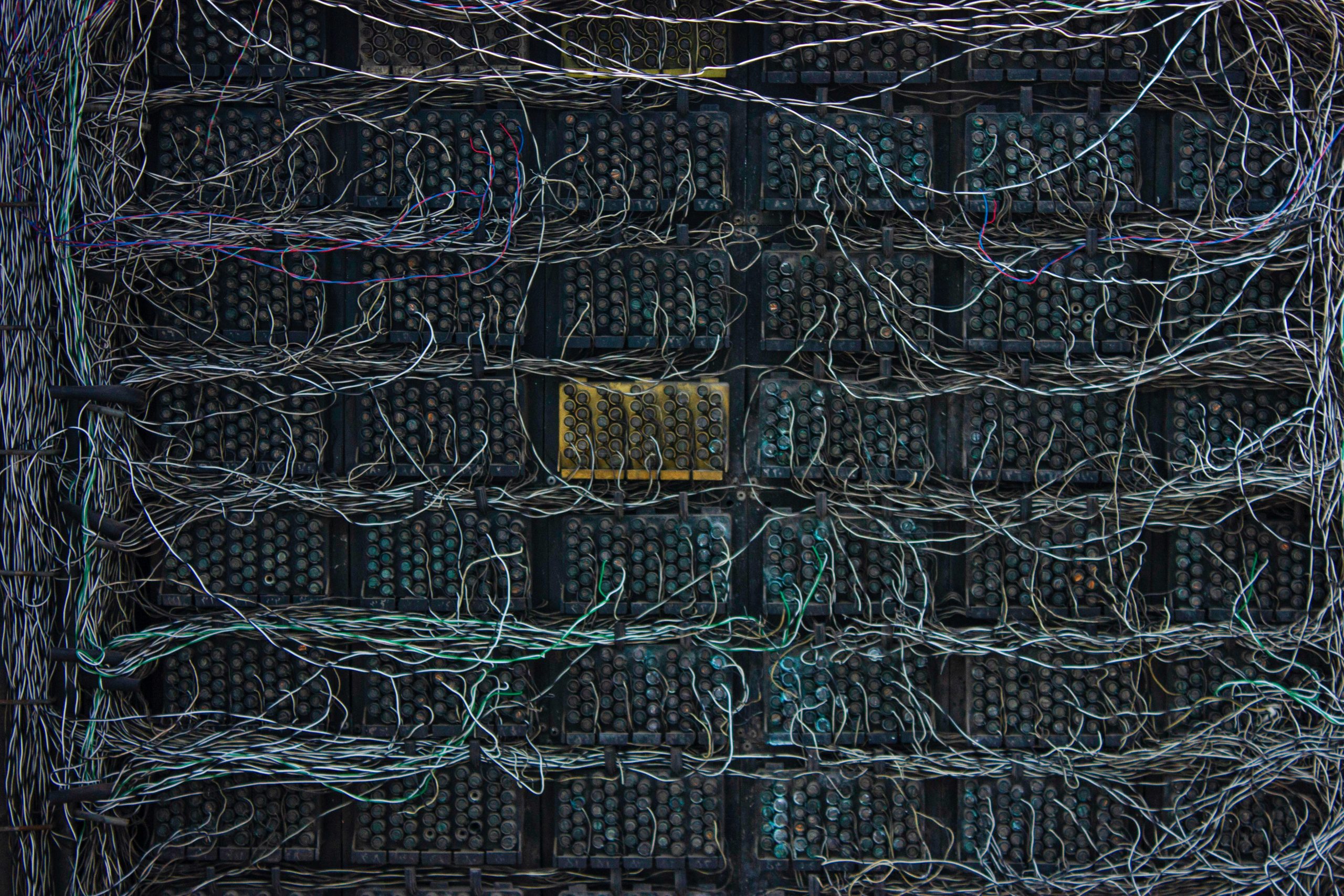 Hệ sinh thái Bitcoin phức tạp Mạng lưới phức tạp của các máy chủ và đường dữ liệu phát sáng, minh họa hệ sinh thái Bitcoin và các yếu tố ảnh hưởng đến tỷ giá.