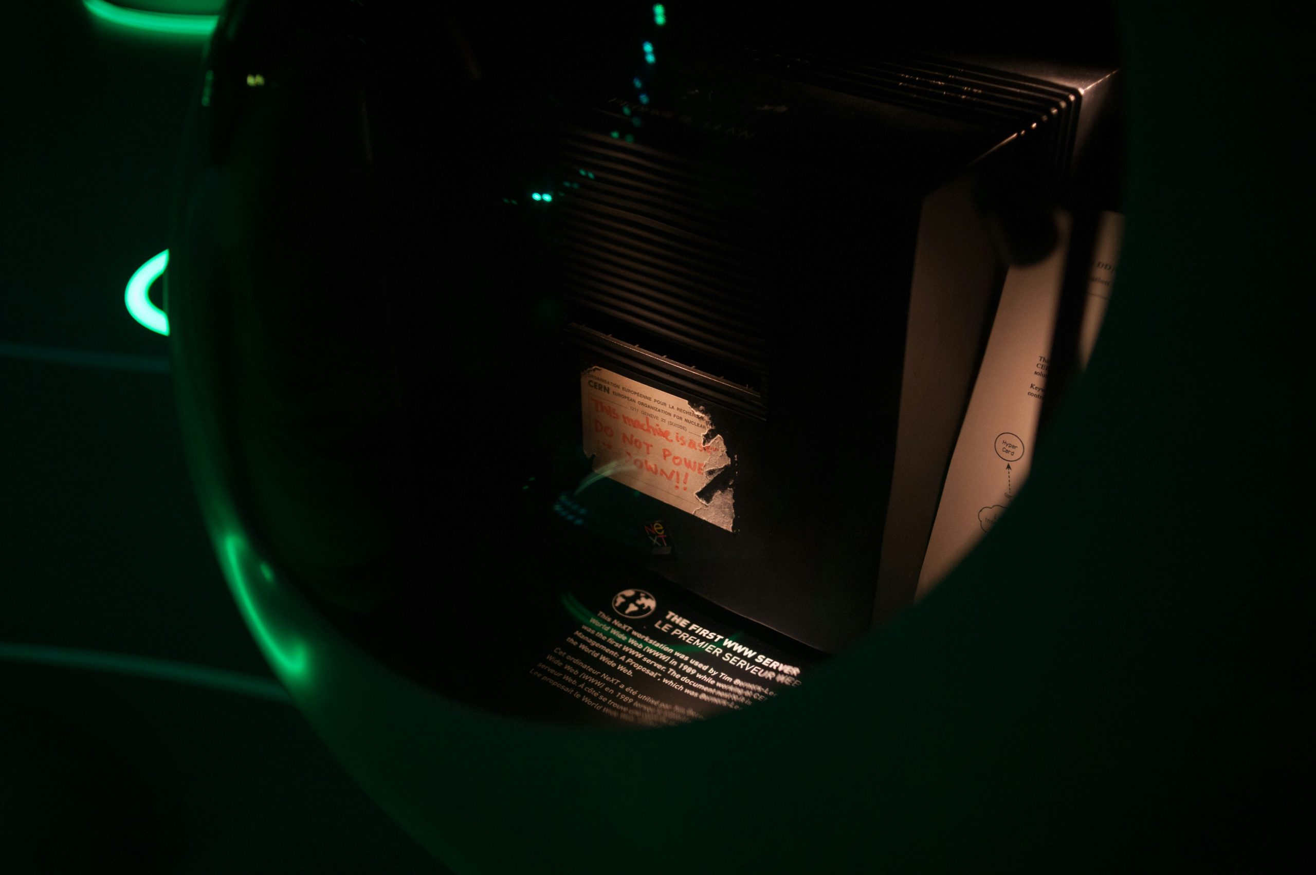 Các dãy máy chủ trong trung tâm dữ liệu hoạt động liên tục, tượng trưng cho tính thanh khoản và khả năng giao dịch 24/7 của thị trường tiền mã hóa.