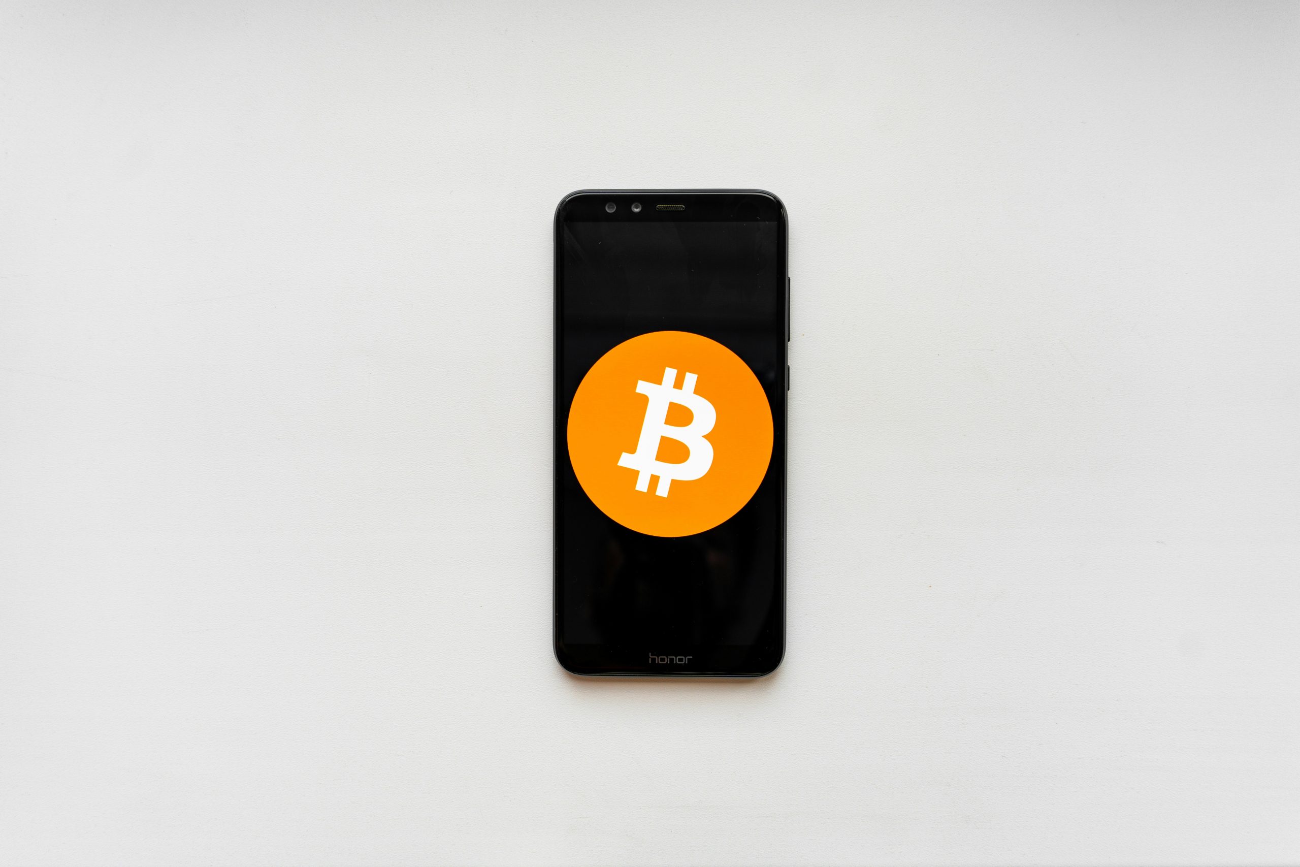 Người dùng xem thông tin chi tiết giao dịch Bitcoin trên ứng dụng ví kỹ thuật số, minh họa cấu trúc một giao dịch tiền điện tử.