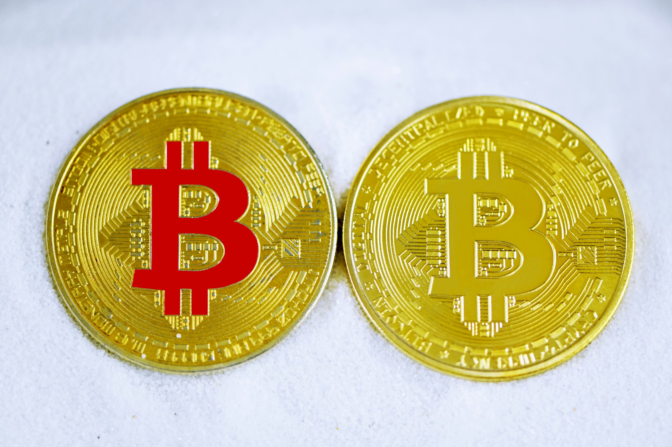 Sơ đồ minh họa sự khác biệt cơ bản giữa Coin có blockchain riêng và Token hoạt động trên nền tảng blockchain sẵn có.