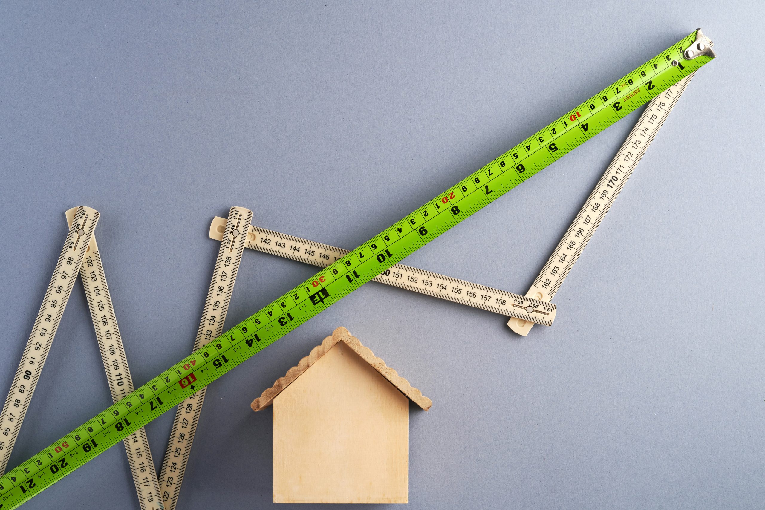 Biểu đồ so sánh tăng trưởng giá chung cư và giá thuê, giải thích lý do lợi suất cho thuê thấp hơn lãi suất tiết kiệm ngân hàng.