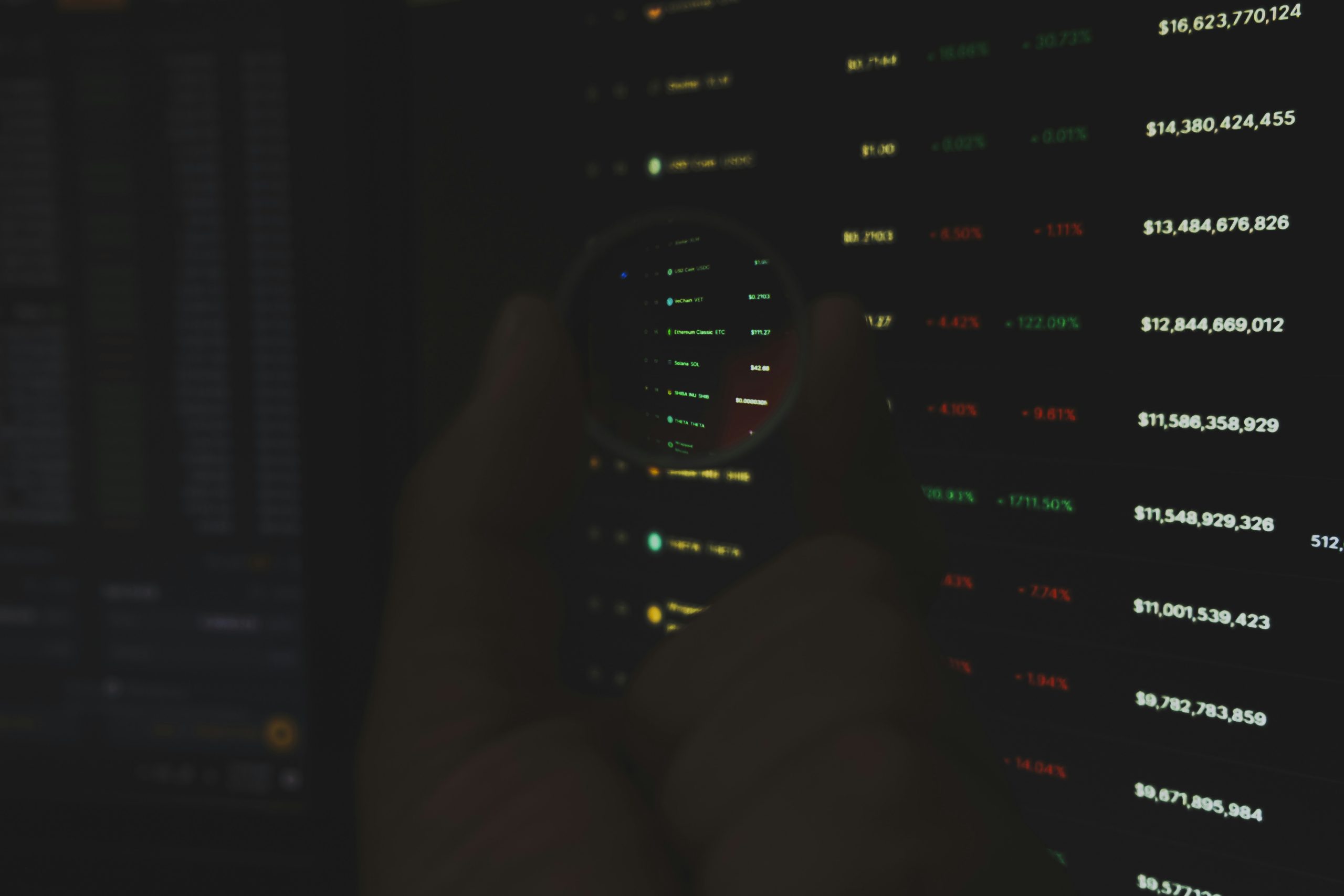 Khớp lệnh chậm Một nhà giao dịch có vẻ thất vọng nhìn vào màn hình máy tính báo lỗi, minh họa vấn đề khớp lệnh chậm và báo giá lại trên sàn giao dịch.