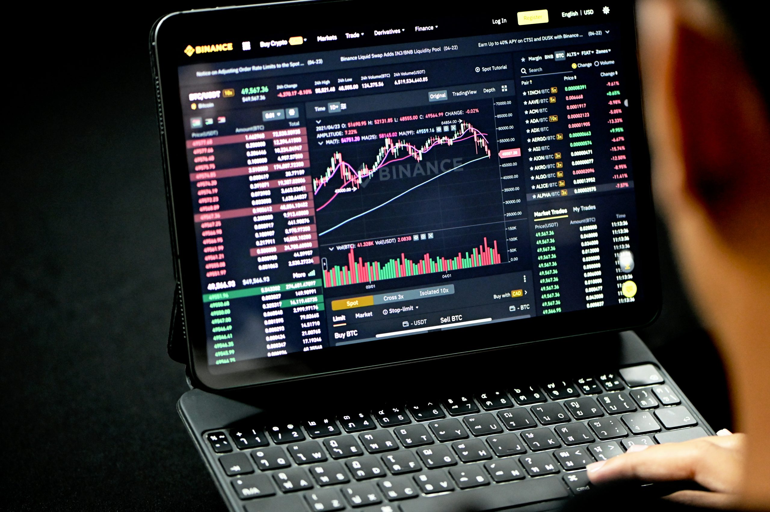 Một nhà đầu tư đang tập trung theo dõi nhiều màn hình hiển thị biểu đồ giá và dữ liệu thị trường tiền điện tử để đưa ra quyết định.