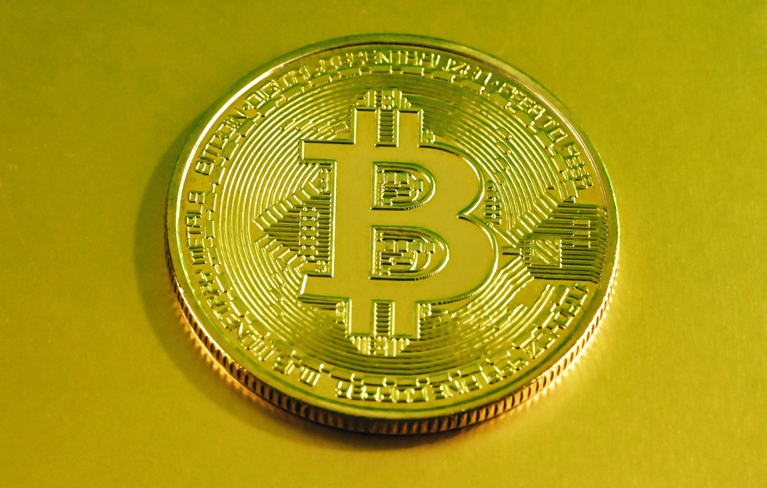 Quy luật cung cầu Bitcoin Bitcoin và các yếu tố kinh tế vĩ mô ảnh hưởng đến tỷ giá BTC/VND, bao gồm cung cầu toàn cầu và chi phí khai thác.