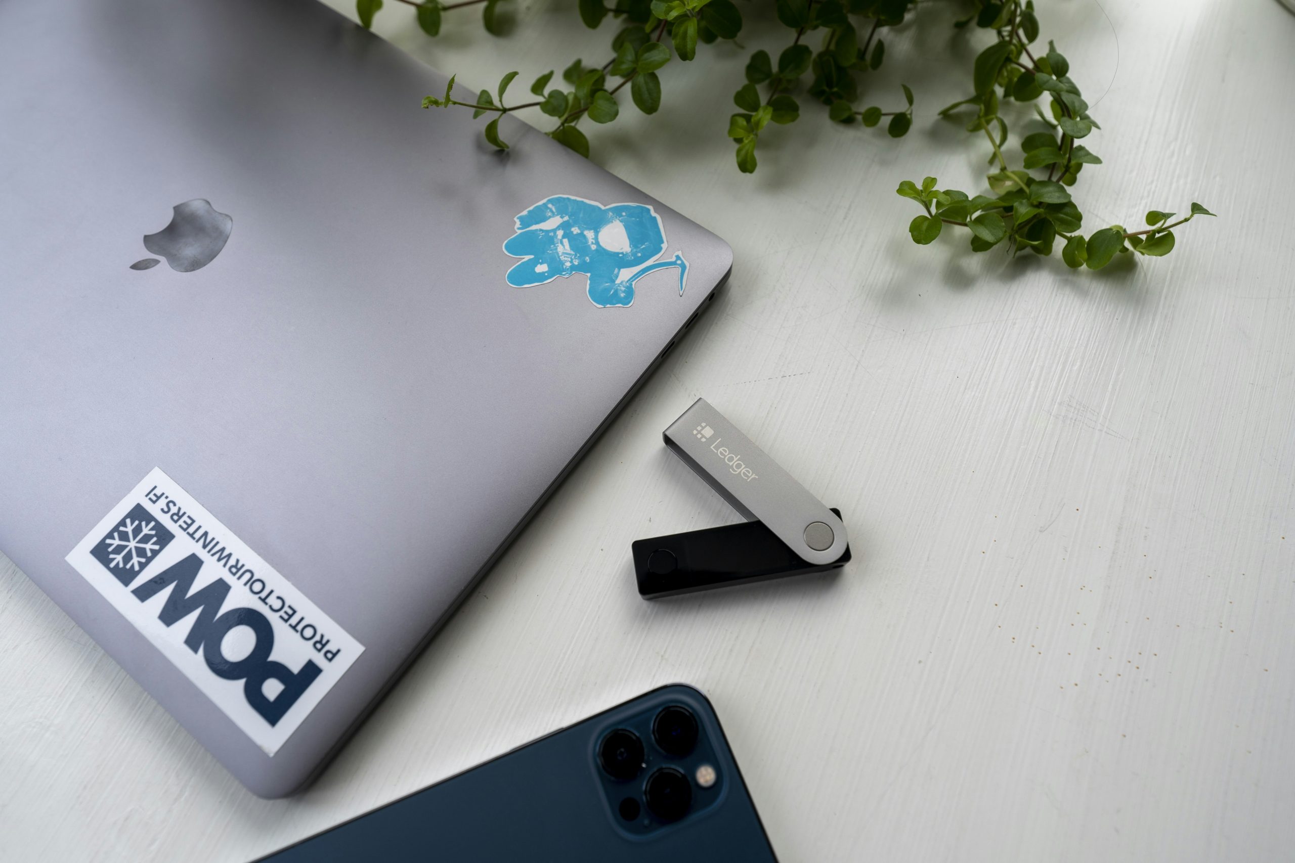 Ví điện tử và Khóa cá nhân Hình ảnh ví điện tử và khóa cá nhân, nhấn mạnh vai trò của chúng trong bảo mật và quản lý tài sản tiền điện tử.