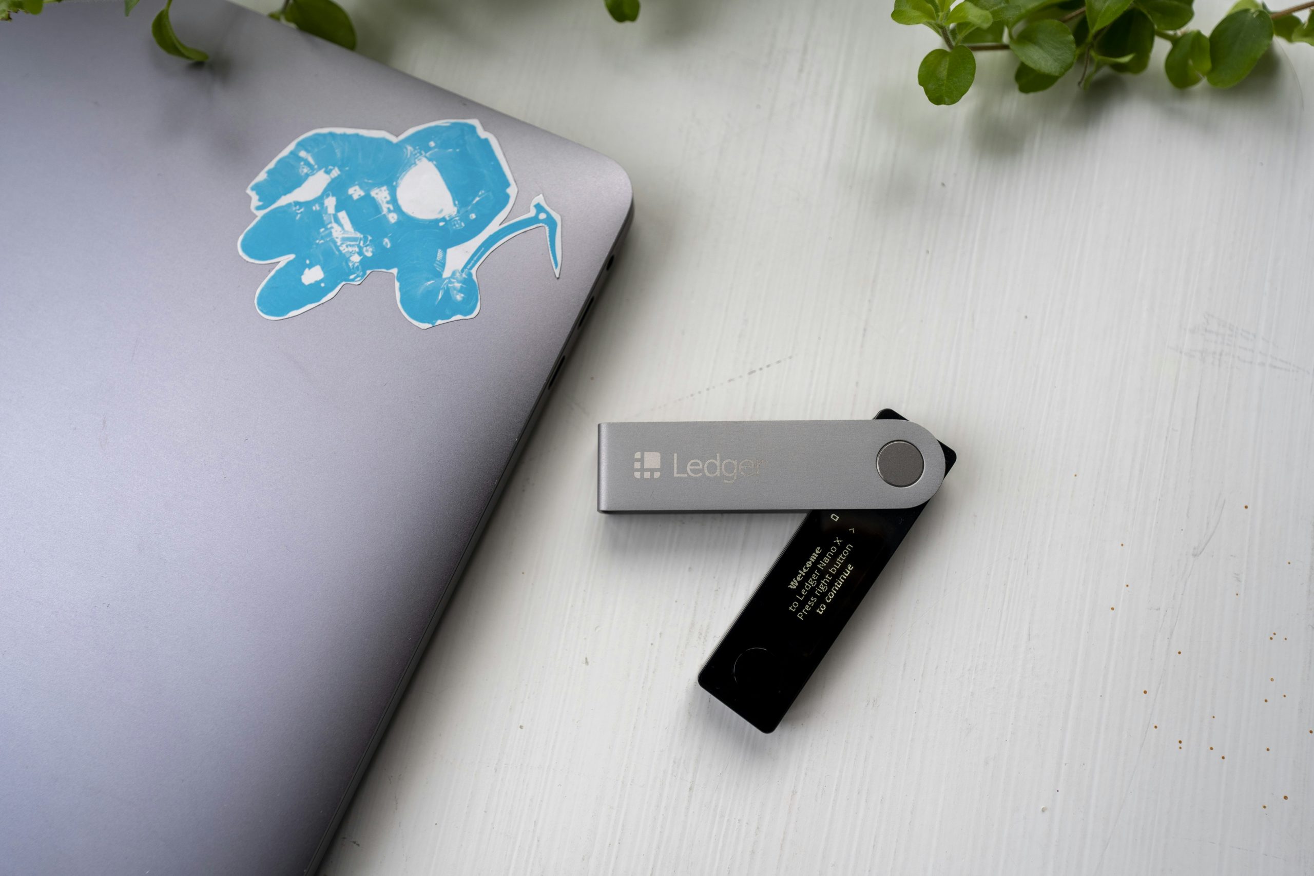 Một người đang cầm ví cứng tiền mã hóa, thể hiện tầm quan trọng của bảo mật và quyền kiểm soát đối với tài sản kỹ thuật số.