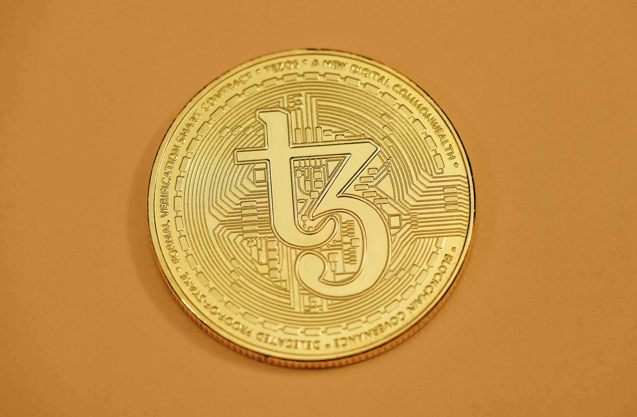 Hình ảnh điện thoại hiển thị giao dịch token với phí gas bằng coin nền tảng, minh họa cách thức hoạt động của phí giao dịch.