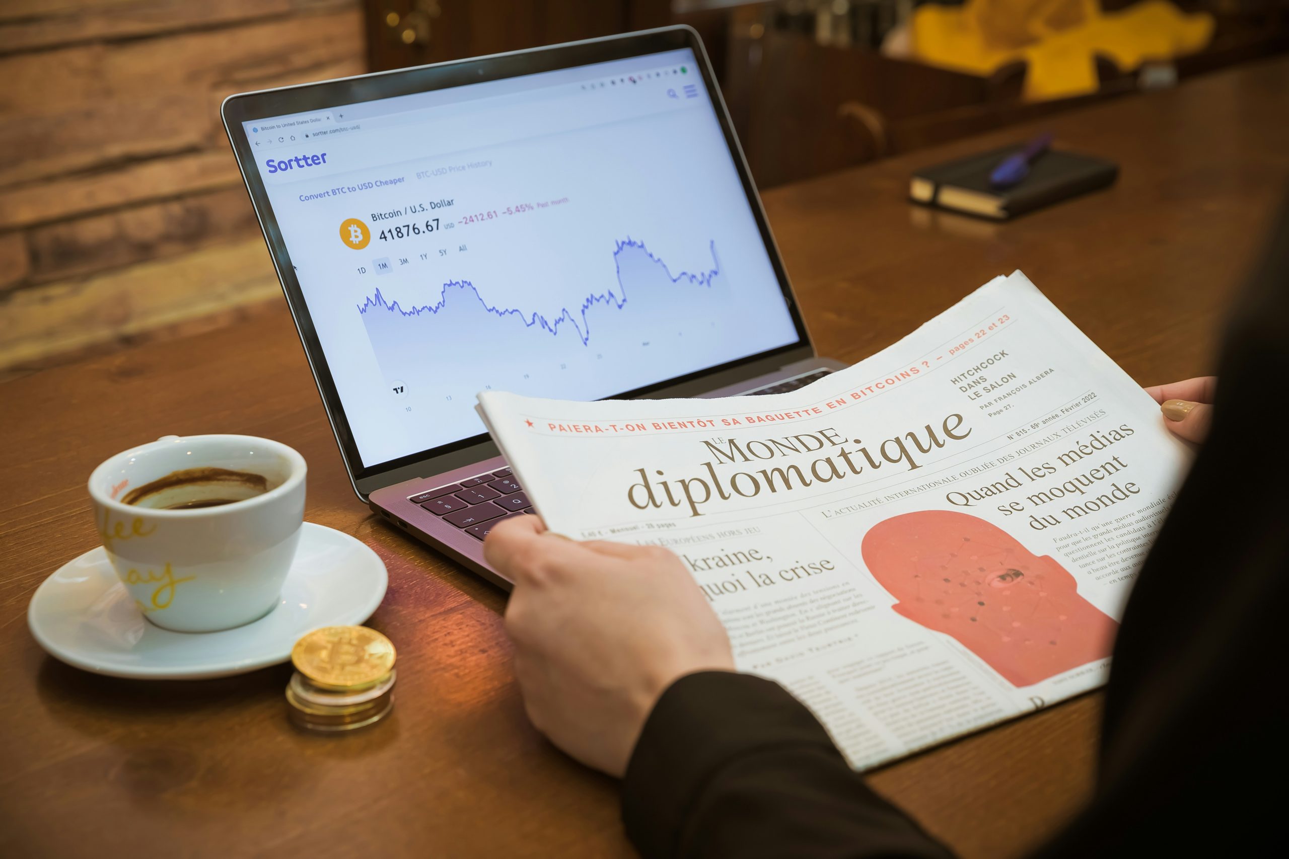 So sánh giá Bitcoin trên nhiều sàn giao dịch khác nhau như Binance, OKX thể hiện sự chênh lệch tỷ giá do các bể thanh khoản riêng biệt.