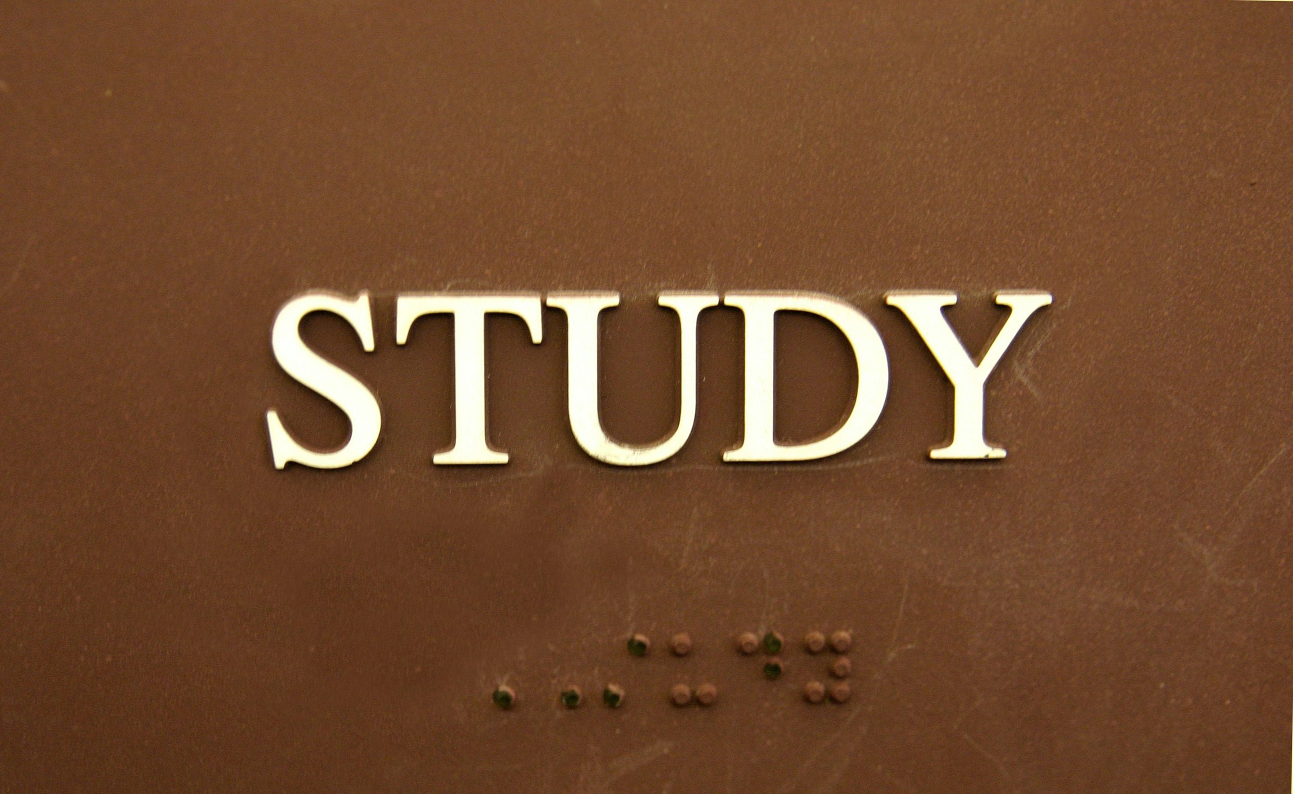 Sổ ghi chú và bút, tượng trưng cho việc học hỏi kiến thức thực chiến là điều tối quan trọng trước khi đầu tư Bitcoin.