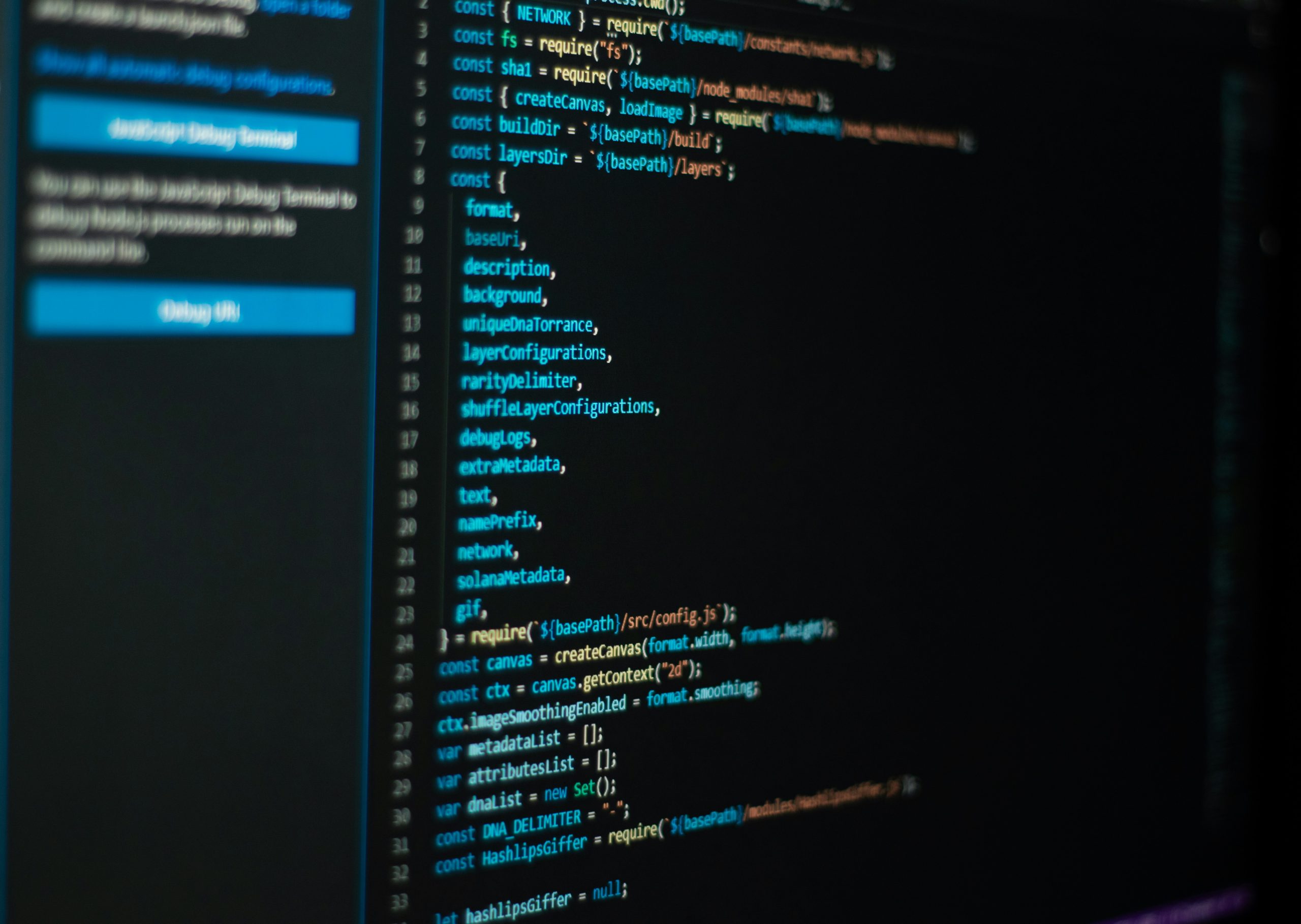 Cận cảnh bàn tay lập trình viên đang gõ code trên bàn phím, màn hình hiển thị ngôn ngữ lập trình Solidity cho blockchain.