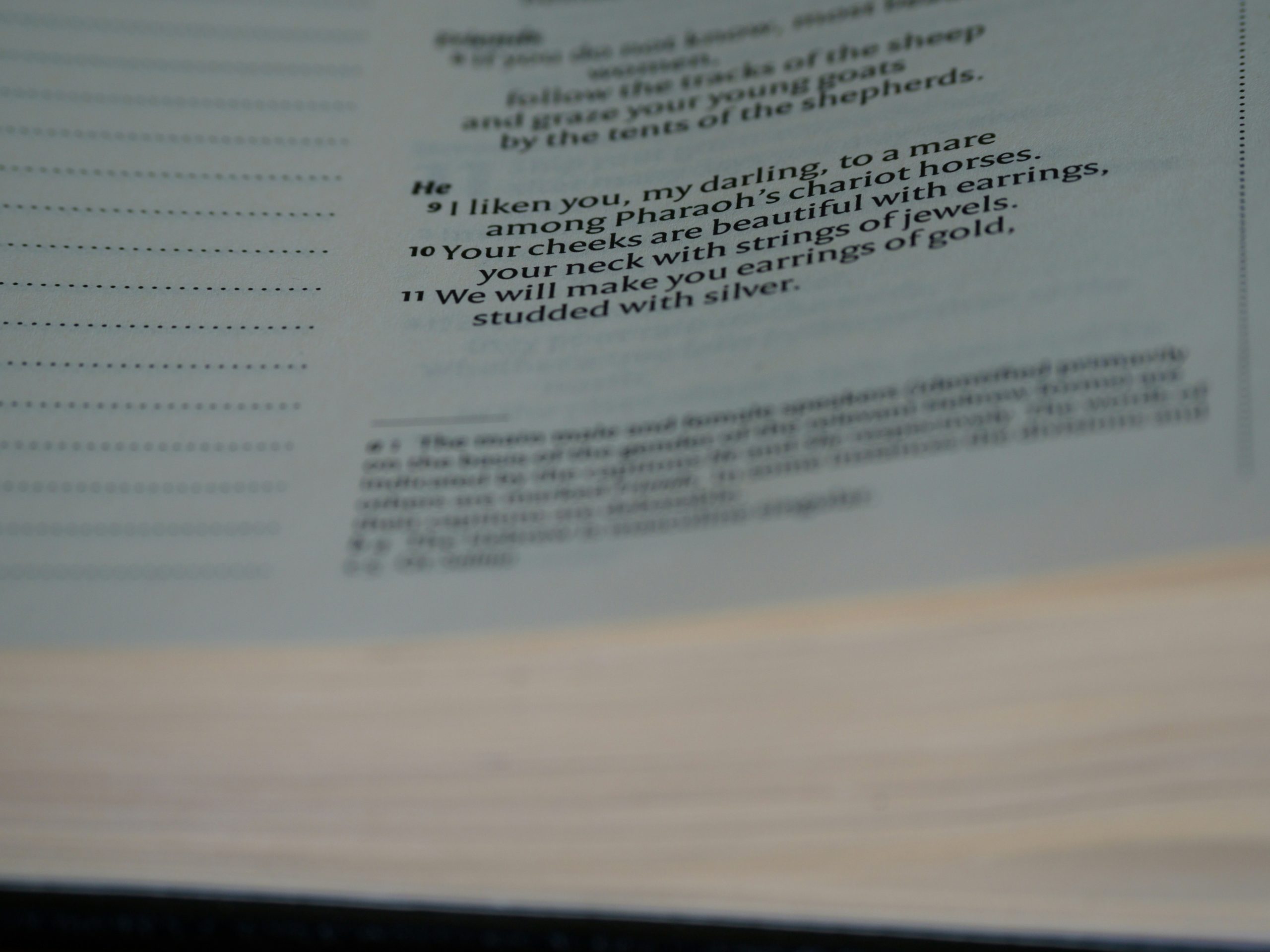 Văn bản pháp luật trên bàn làm việc, tượng trưng cho hành lang pháp lý mới về tài sản số tại Việt Nam từ năm 2026.