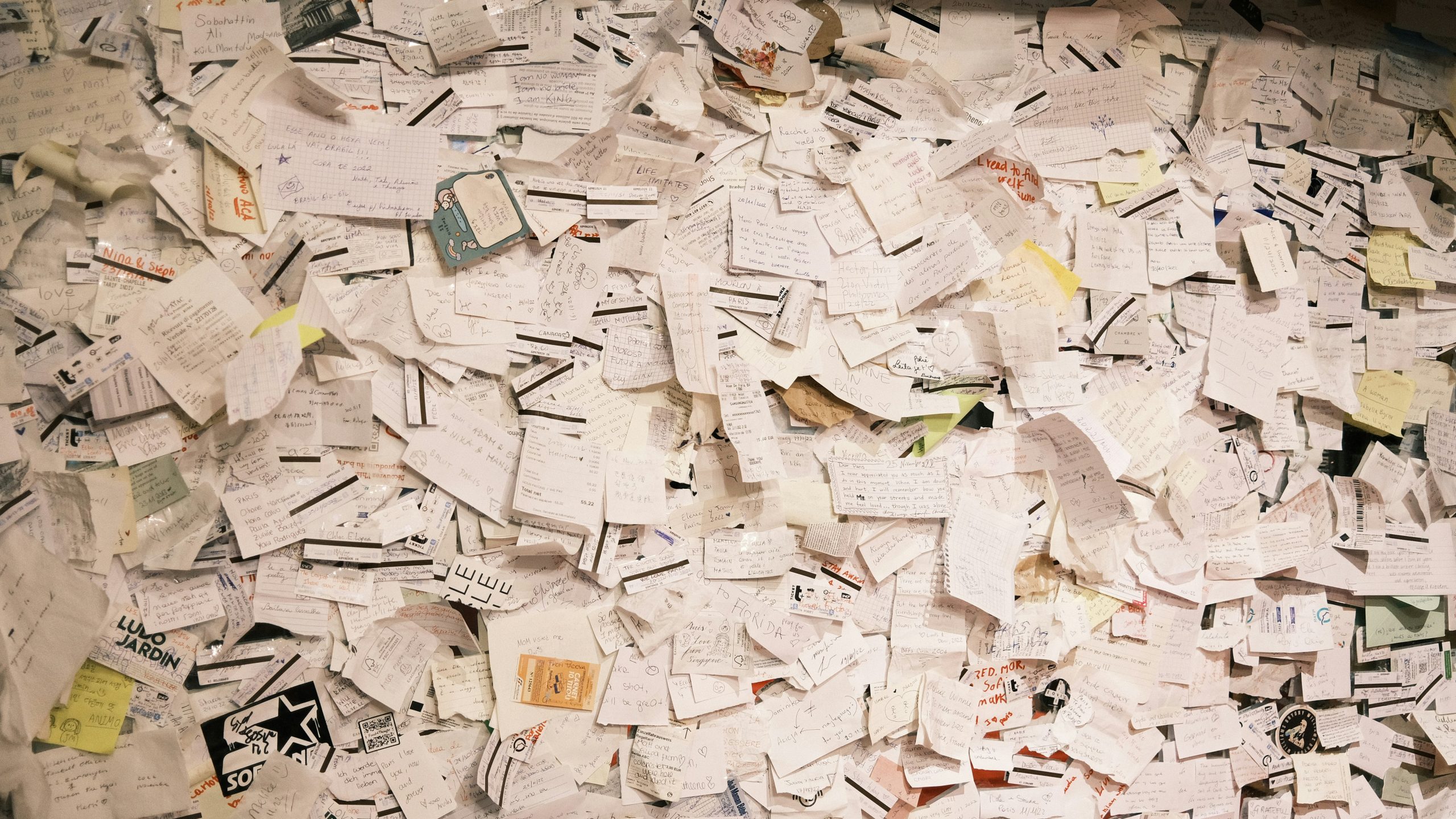 Một biểu đồ tài chính bị vò nhàu hoặc các giấy tờ tài chính lộn xộn, tượng trưng cho những sai lầm và thất bại phổ biến của nhà đầu tư Forex cá nhân.