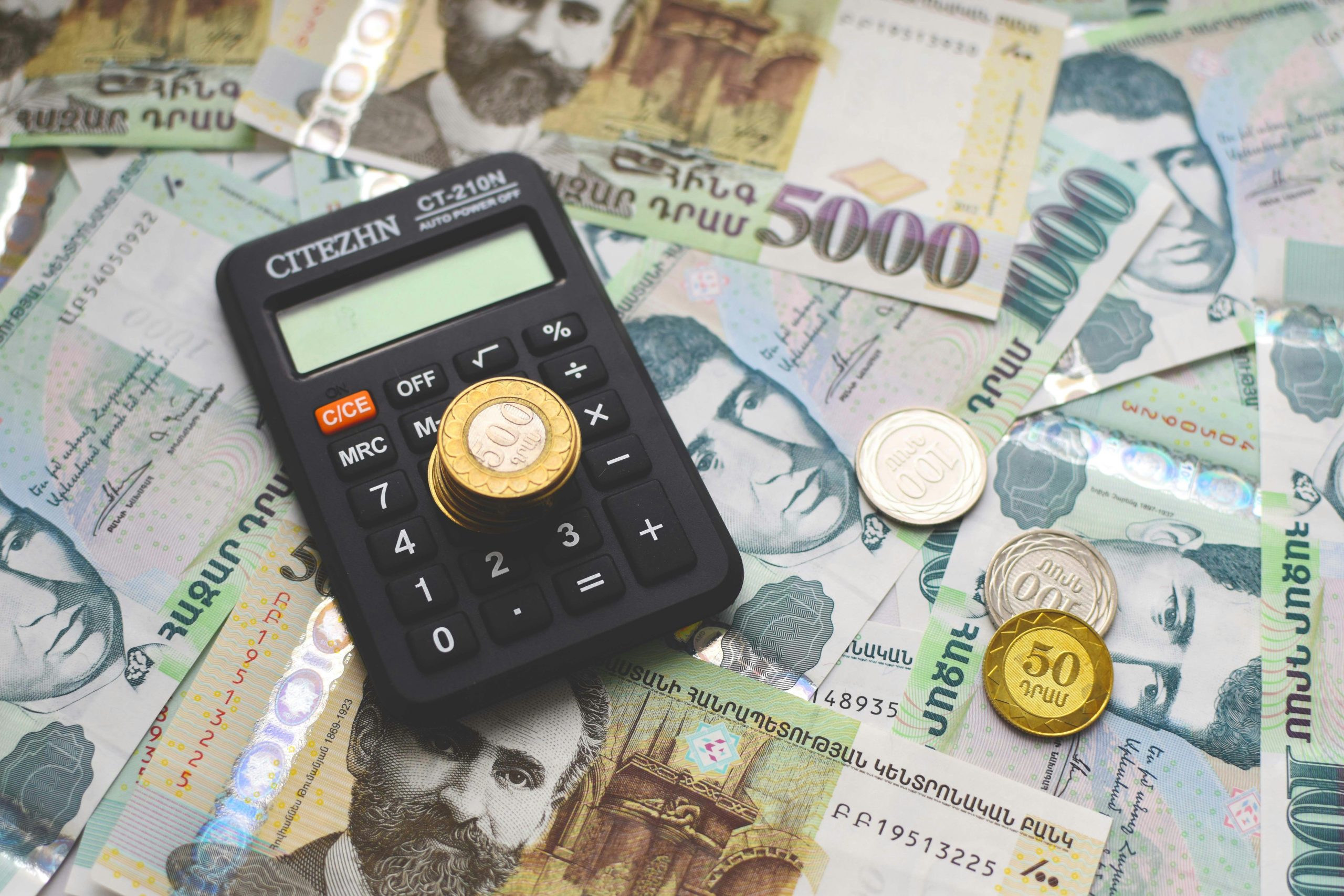 Hình ảnh minh họa các chi phí giao dịch ẩn, như phí và thuế, có thể bào mòn lợi nhuận đầu tư chứng khoán và ngoại hối.