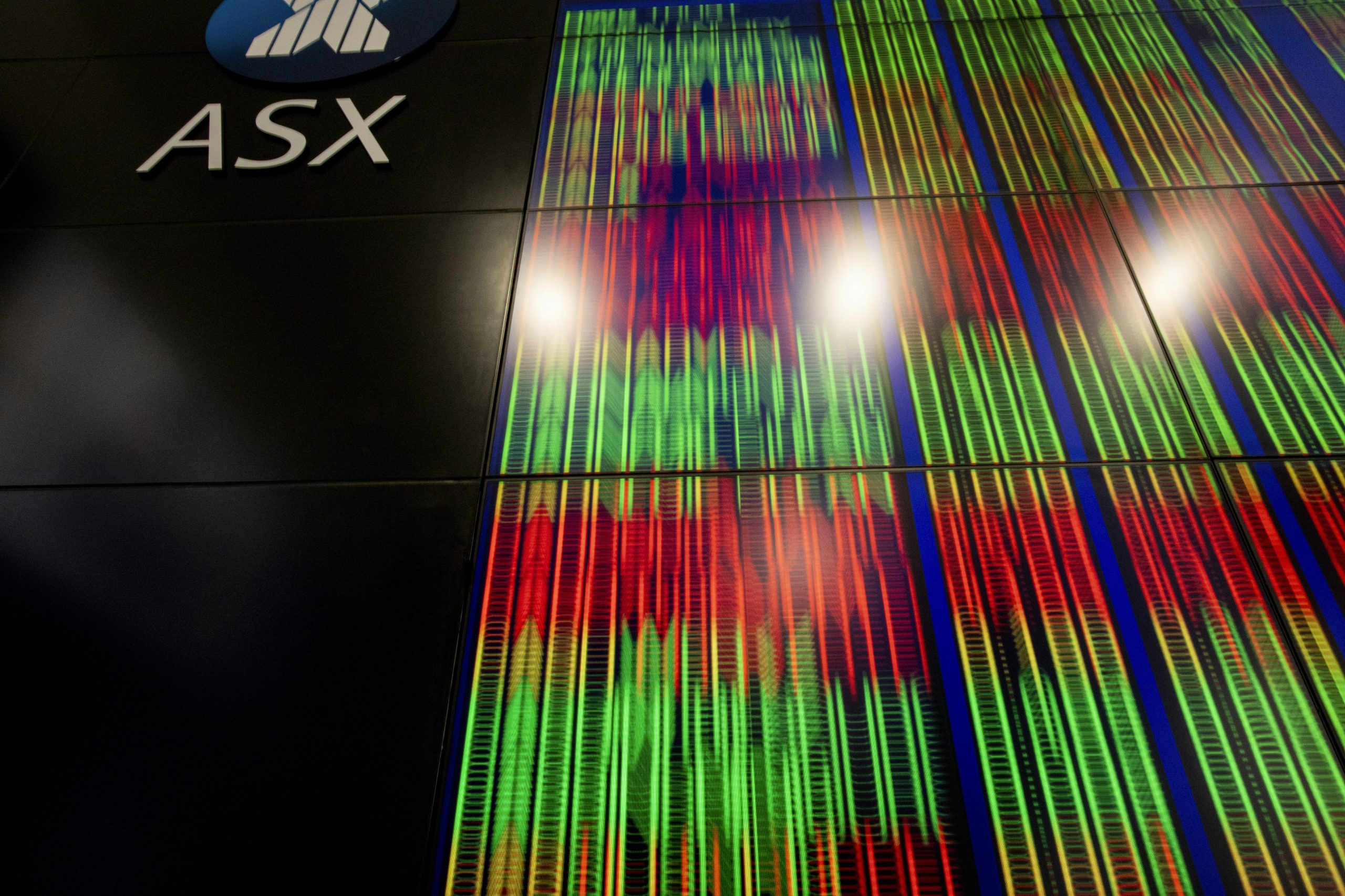 Hình ảnh minh họa sự khác biệt cơ bản giữa thị trường chứng khoán và giao dịch ngoại hối (Forex) trong bối cảnh tài chính.