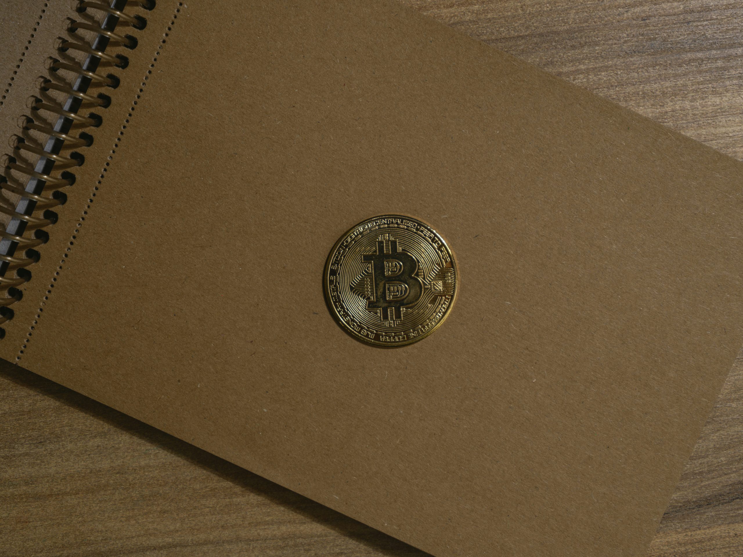 Người dùng đang phân tích biểu đồ giá và sổ lệnh trên nền tảng giao dịch tiền điện tử, thể hiện cách các lệnh mua bán tạo nên tỷ giá.