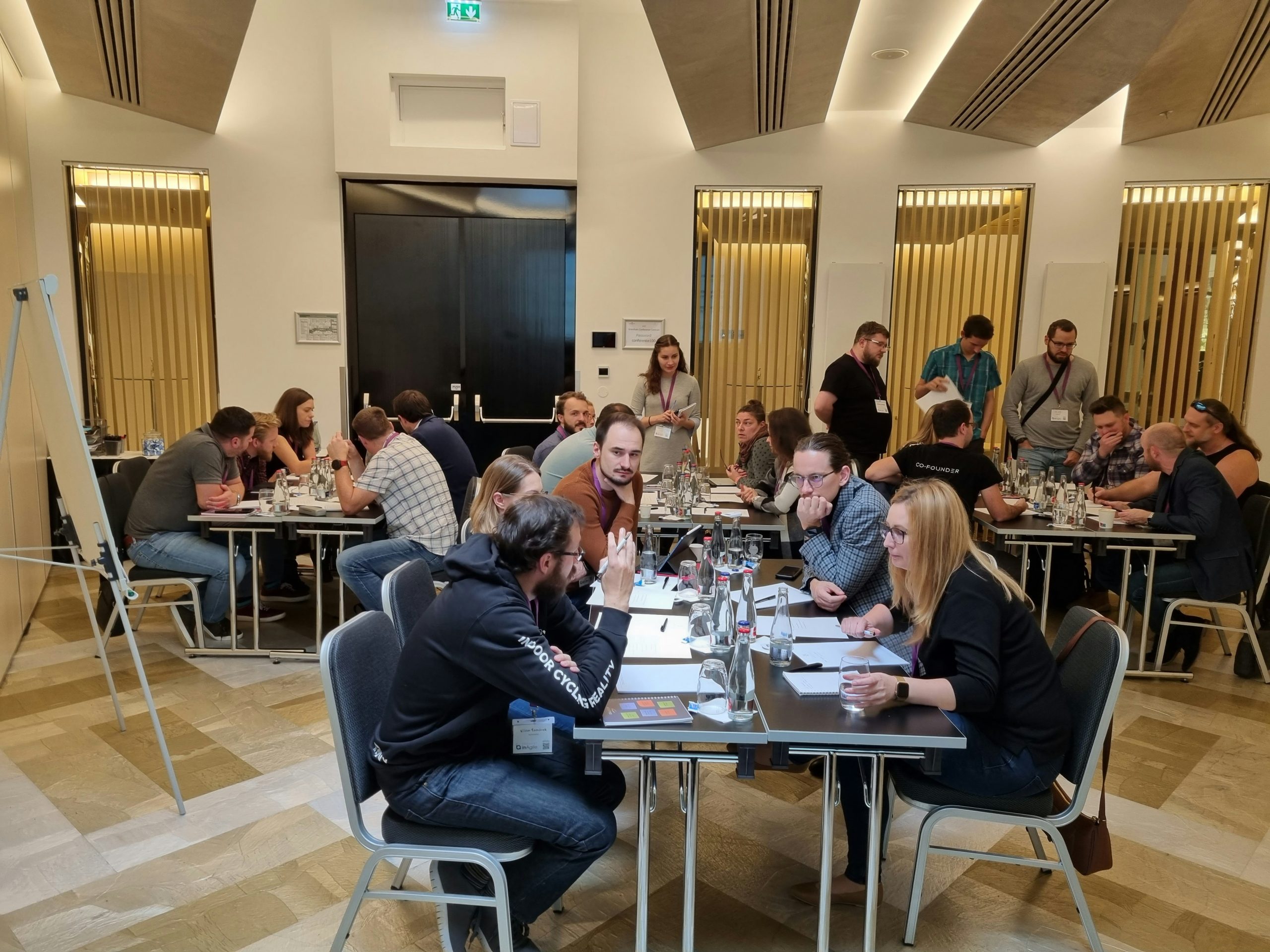 Hình ảnh nhóm người thảo luận đạt được đồng thuận, minh họa cơ chế đồng thuận trong blockchain giữ cho mạng lưới công bằng và phi tập trung.