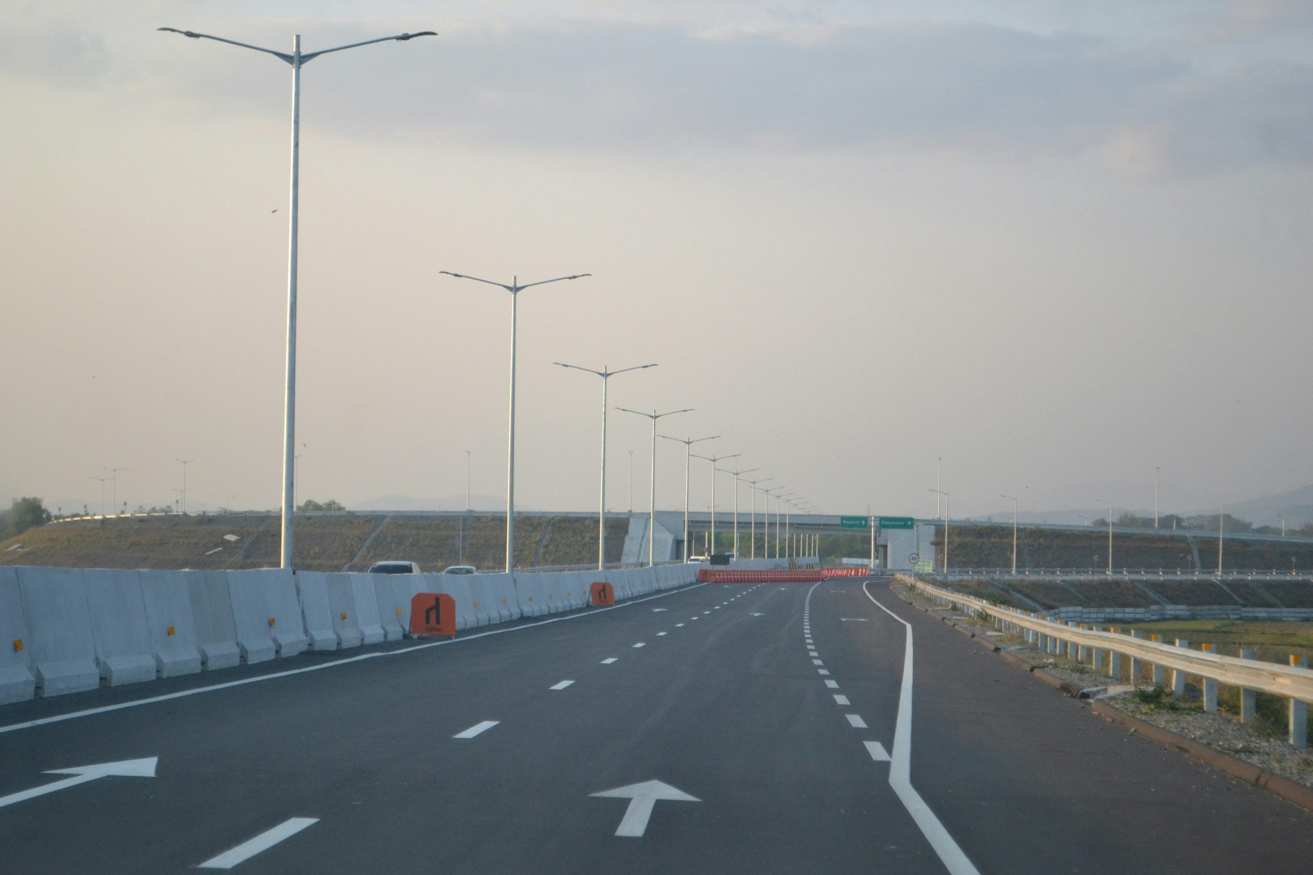 Hình ảnh một khu đất đang được xây dựng hạ tầng hoàn chỉnh, thể hiện các điều kiện mà chủ đầu tư cần đáp ứng để được bán đất nền theo quy định mới.