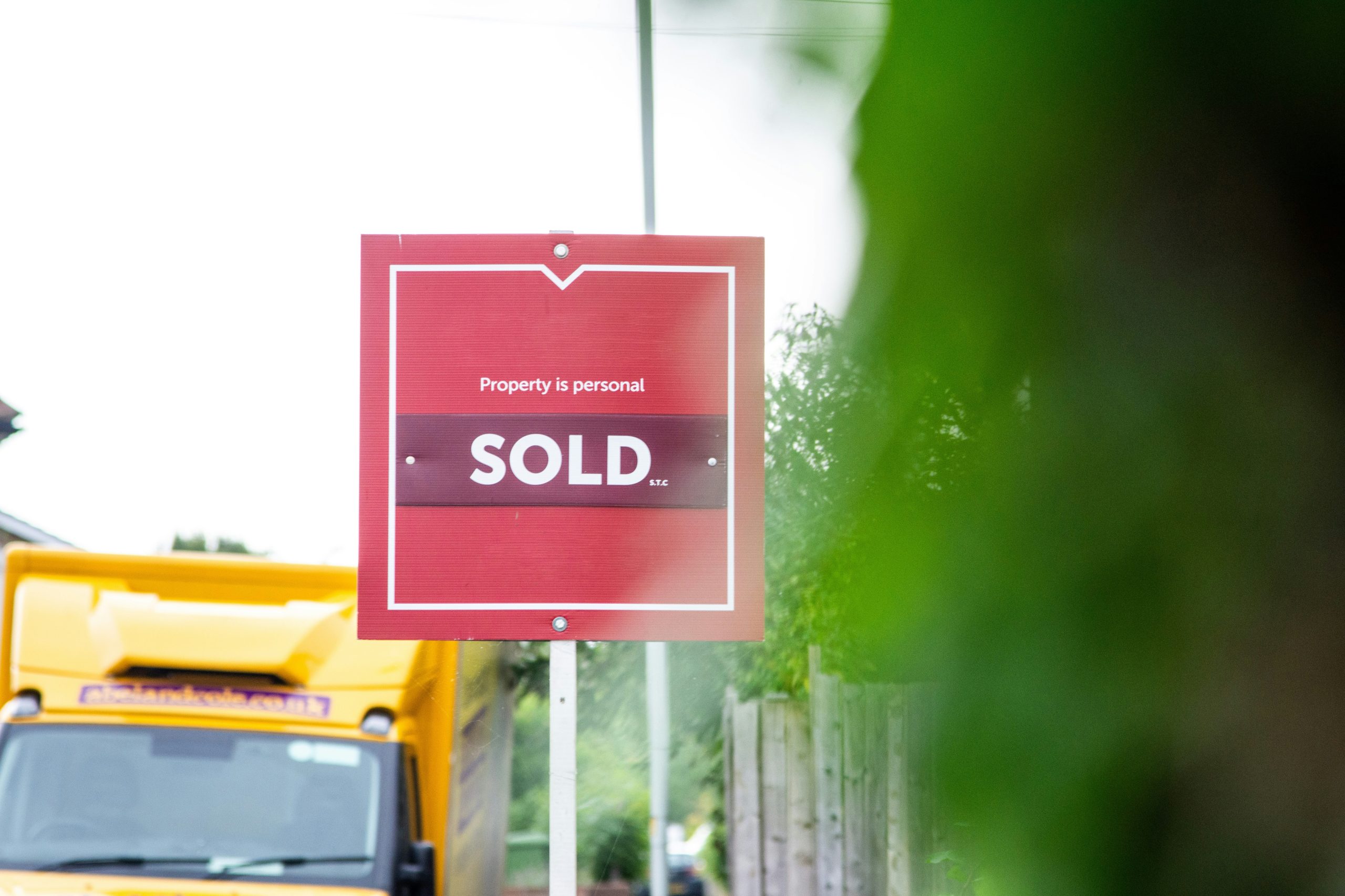 Tấm biển 'Đã bán' trước một căn nhà được tân trang, minh họa chiến lược thoát hàng và tối ưu hóa lợi nhuận trong đầu tư bất động sản.