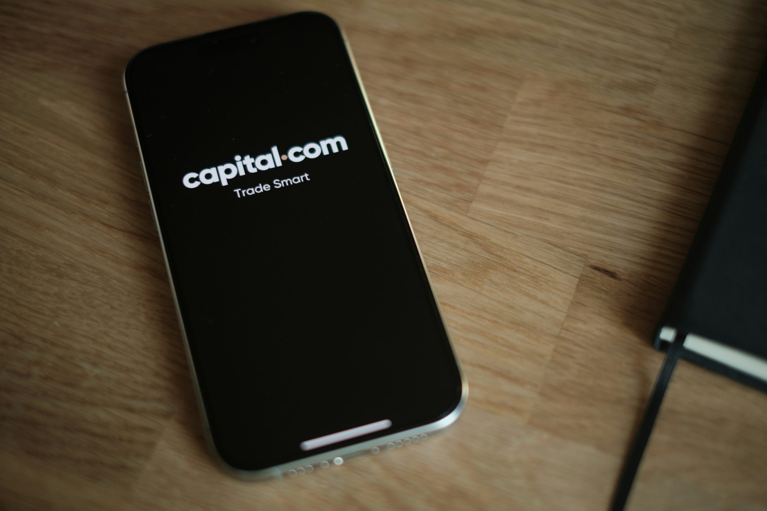 Ứng dụng Copytrade trên điện thoại, minh họa giải pháp tự động hóa giao dịch cho những người bận rộn.