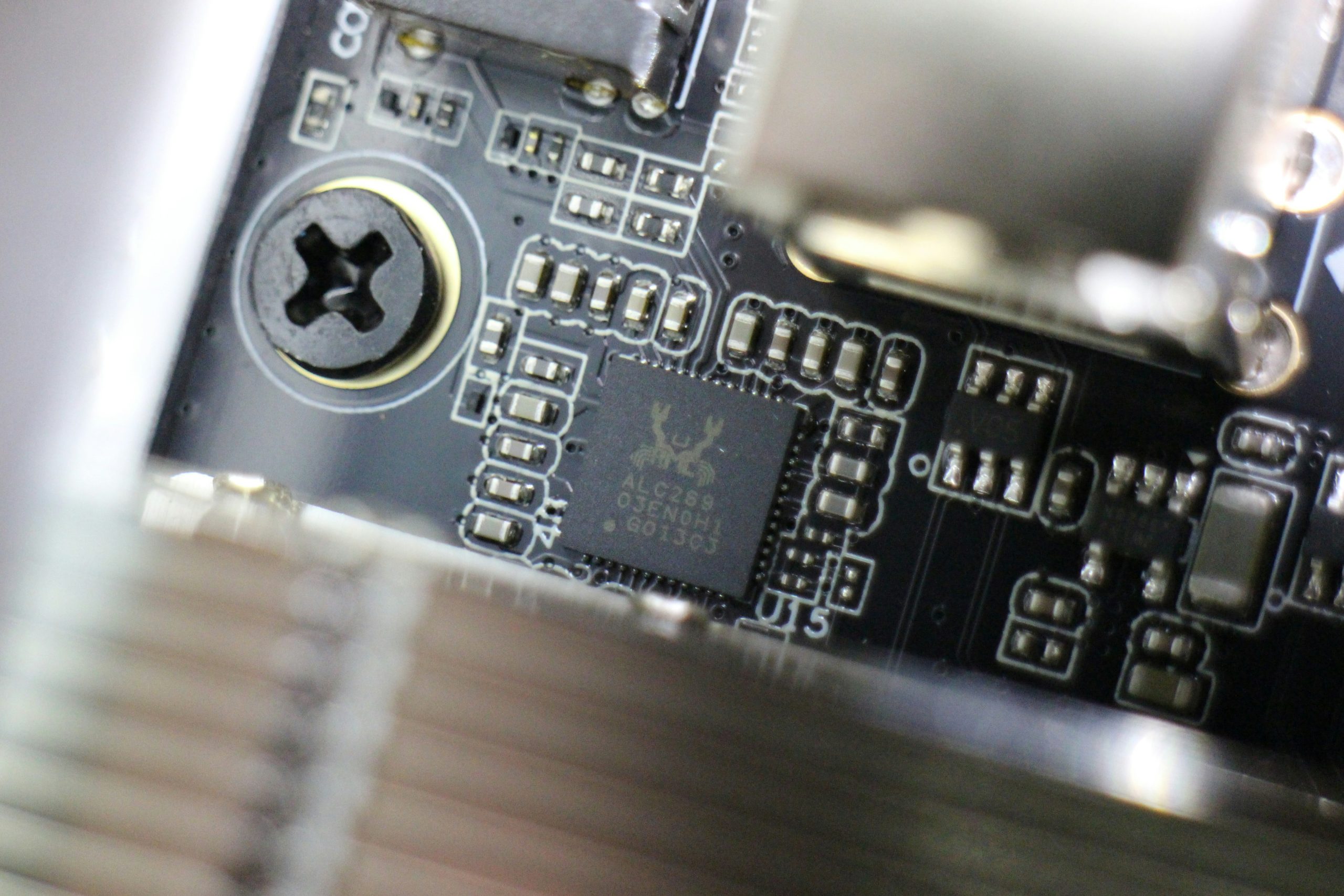 Cận cảnh chip xử lý của máy đào ASIC, thể hiện độ phức tạp và công suất tính toán khổng lồ để giải thuật toán Bitcoin.