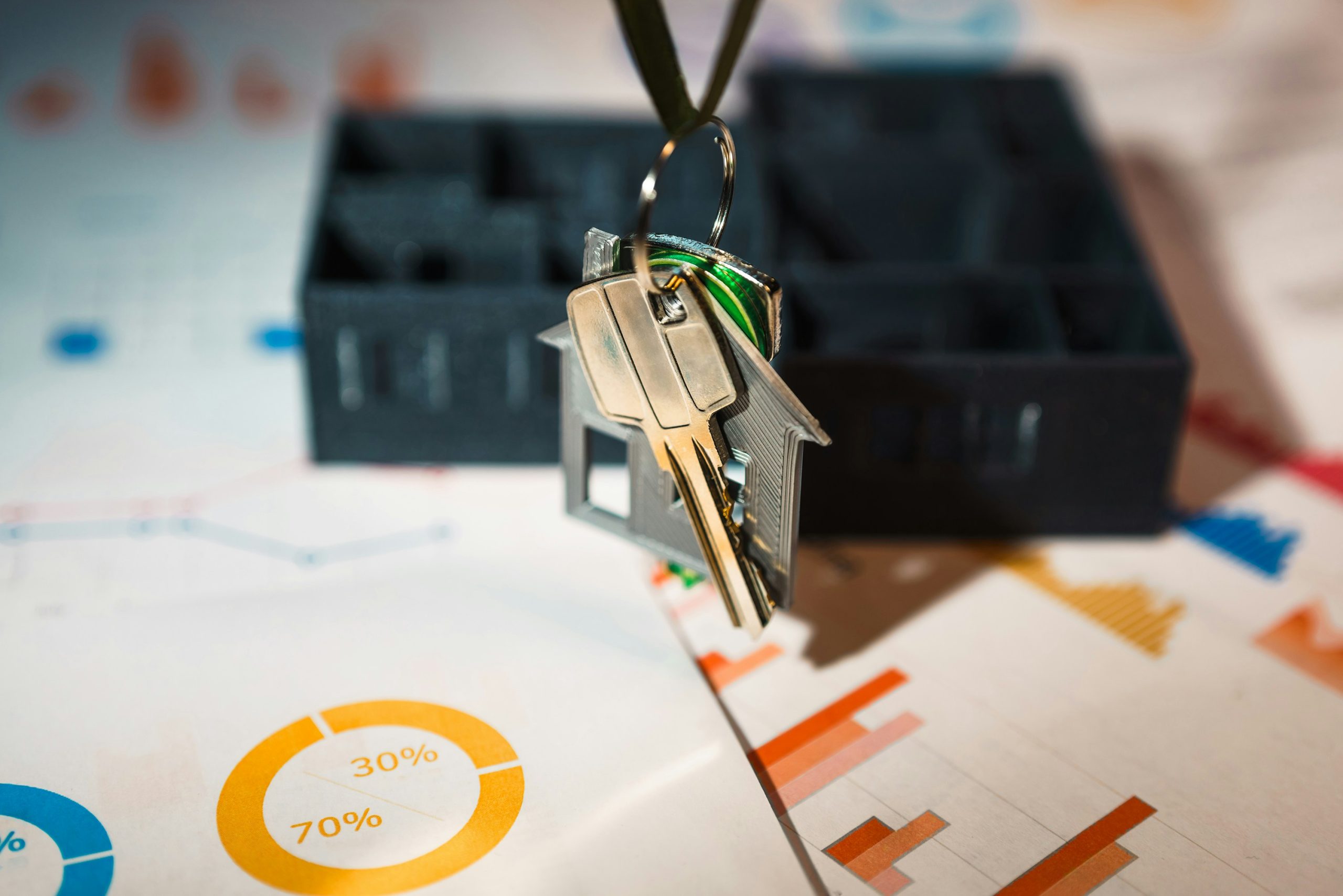 Người đang tính toán chi phí đầu tư căn hộ, cho thấy sự khác biệt giữa kỳ vọng và thực tế lợi nhuận cho thuê.