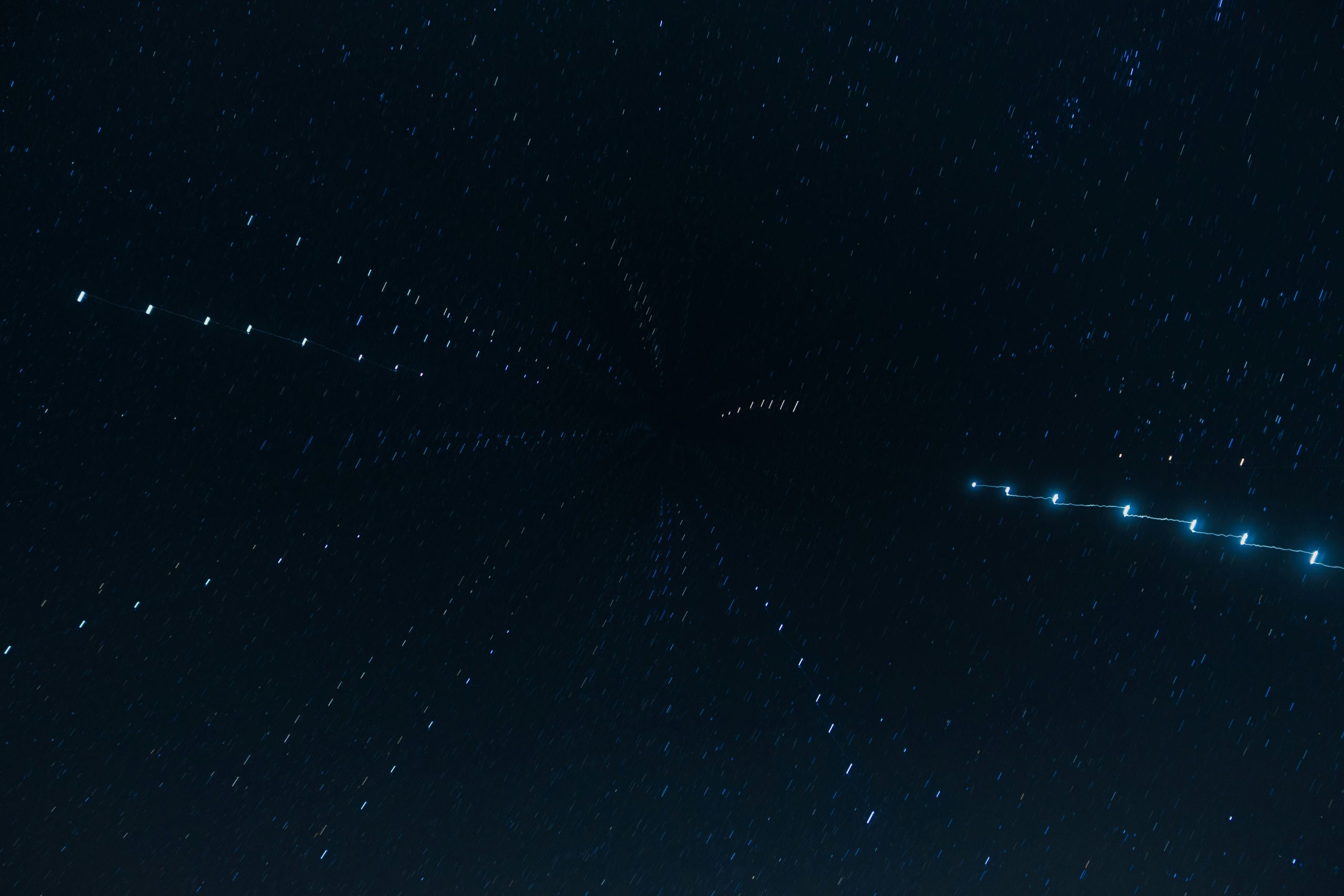 Hình ảnh minh họa công nghệ blockchain với các khối dữ liệu được liên kết và mã hóa, thể hiện tính minh bạch và bất biến của thông tin.