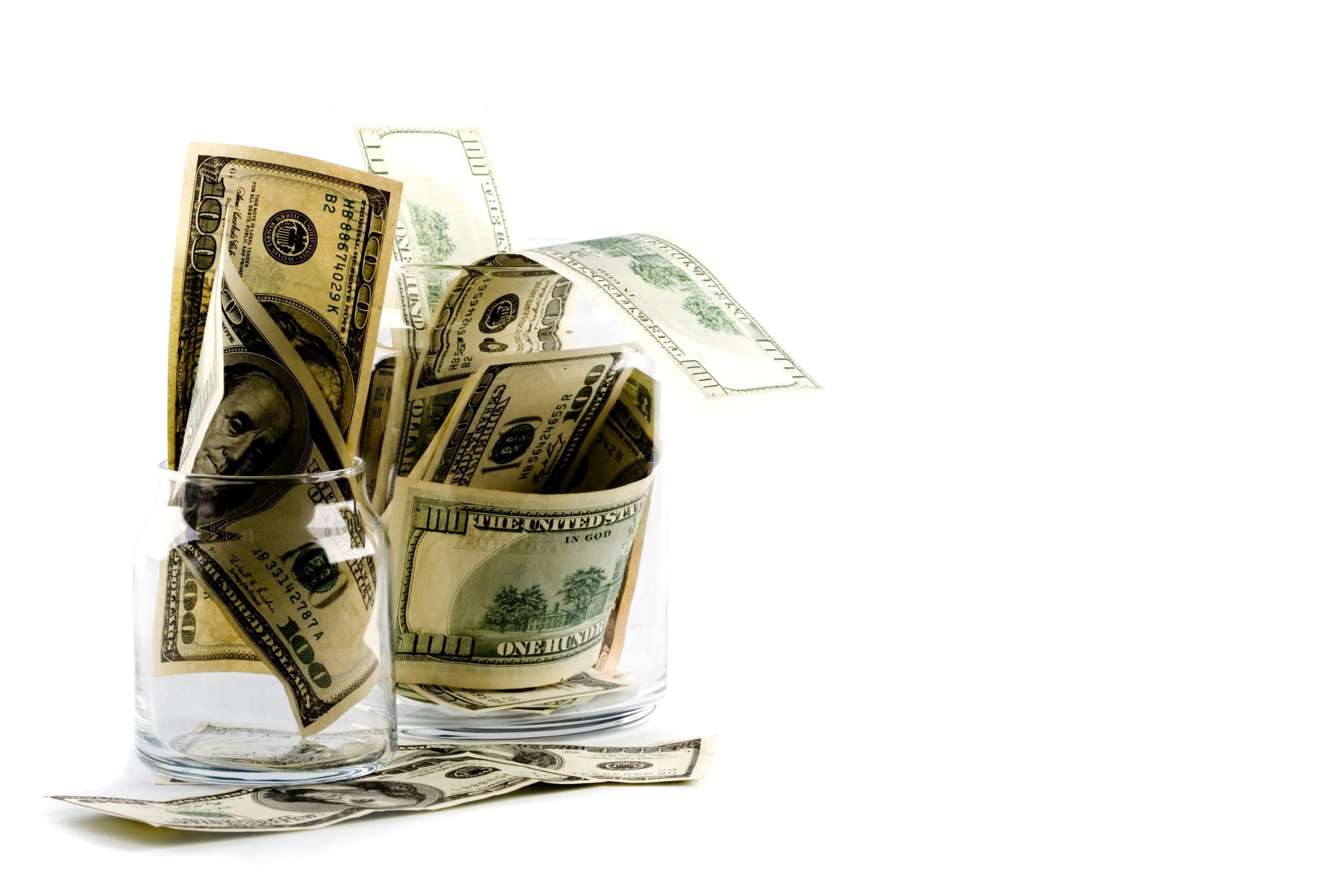 Hai bình thủy tinh riêng biệt minh họa sự tách biệt giữa tiền của nhà đầu tư và vốn hoạt động của sàn môi giới. Hình ảnh này nhấn mạnh tầm quan trọng của cơ chế tài khoản tách biệt (segregated accounts) trong giao dịch forex.