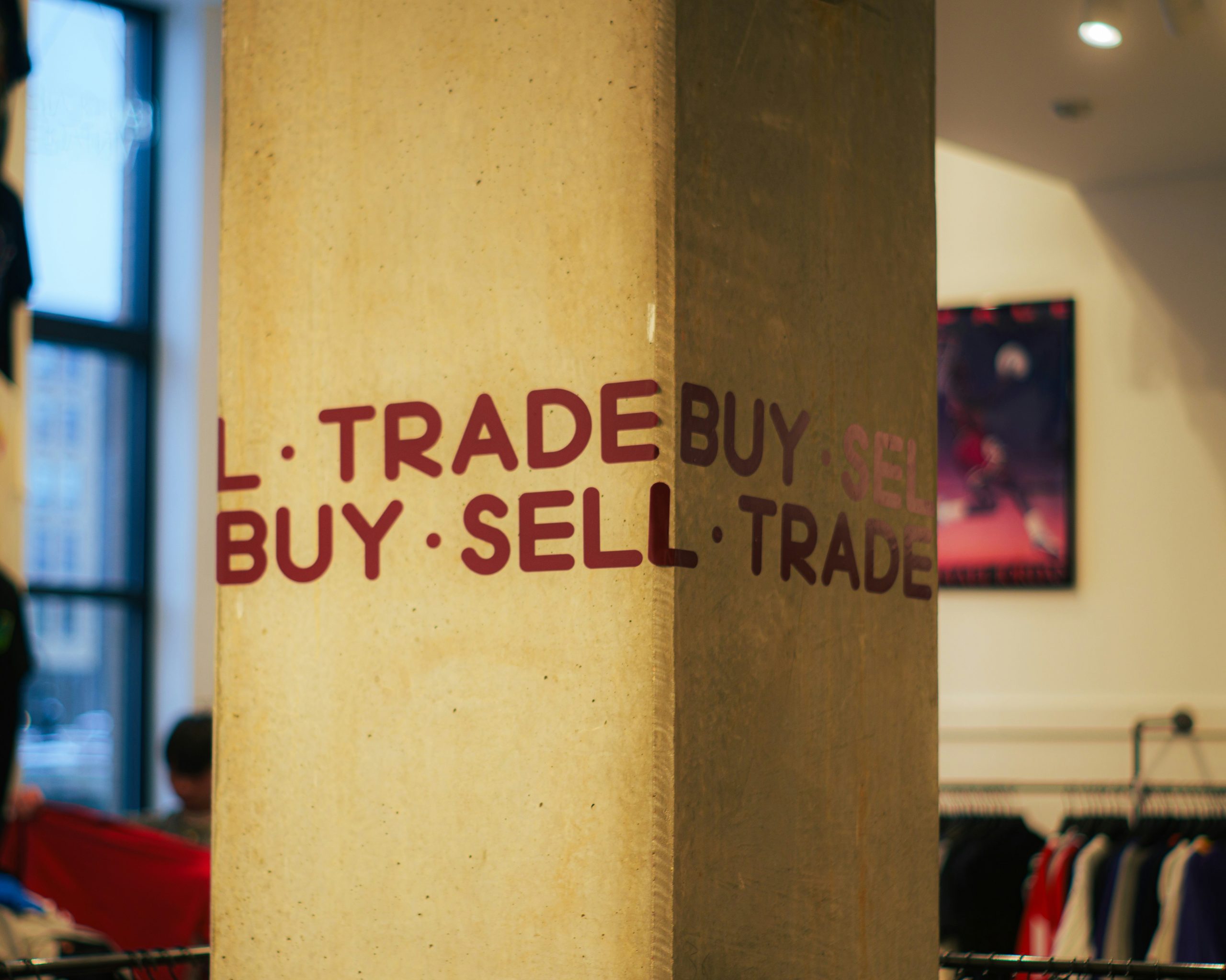 Hình ảnh so sánh cơ chế giao dịch minh bạch của sàn forex uy tín với mô hình 'ôm lệnh' không công bằng của sàn lừa đảo, nhấn mạnh sự rõ ràng trong hoạt động.