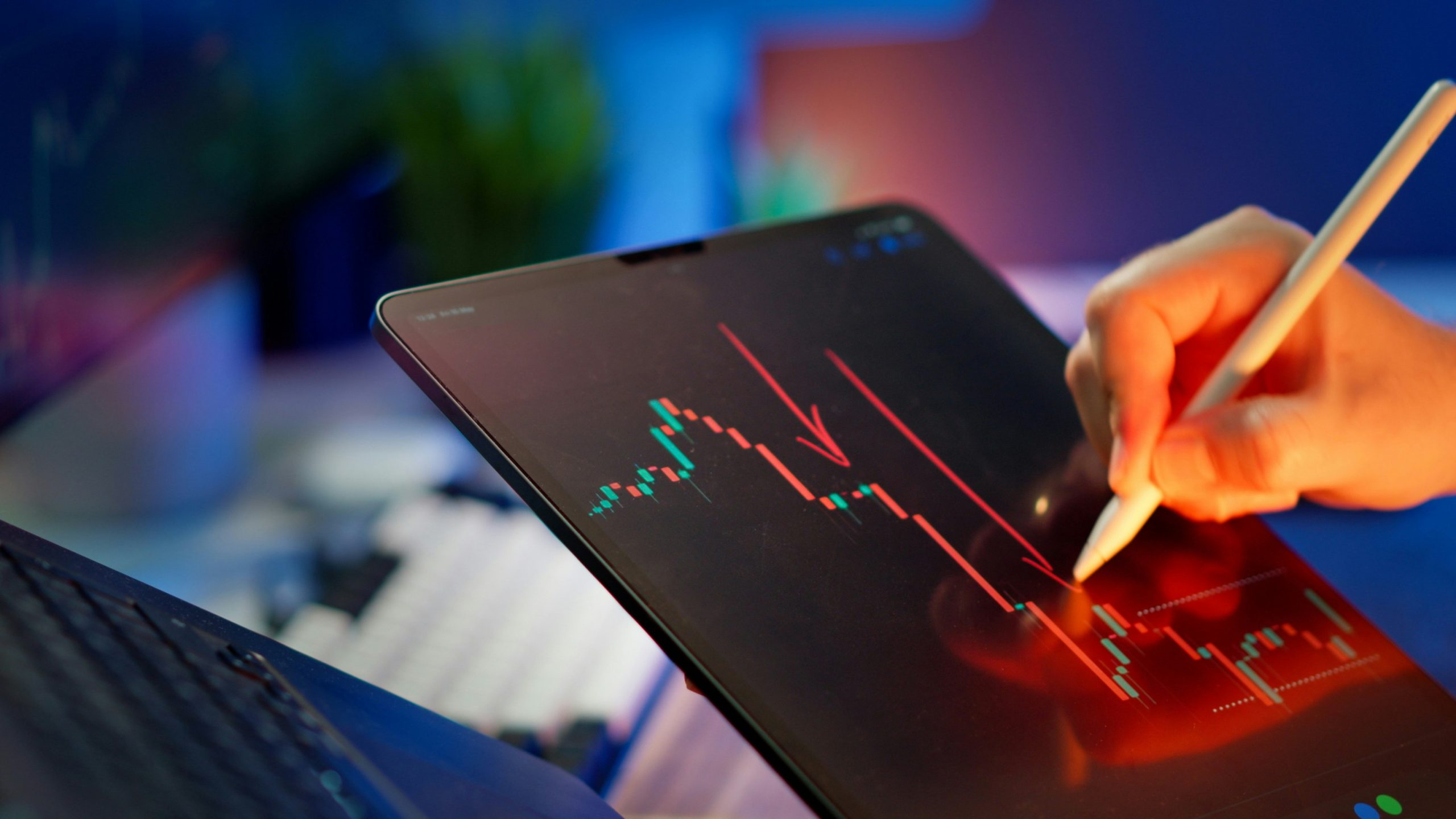 Đôi tay đang gõ bàn phím laptop với các biểu đồ tài chính trên màn hình, minh họa việc xây dựng hệ thống giao dịch Forex hiệu quả ngay cả khi bận rộn.