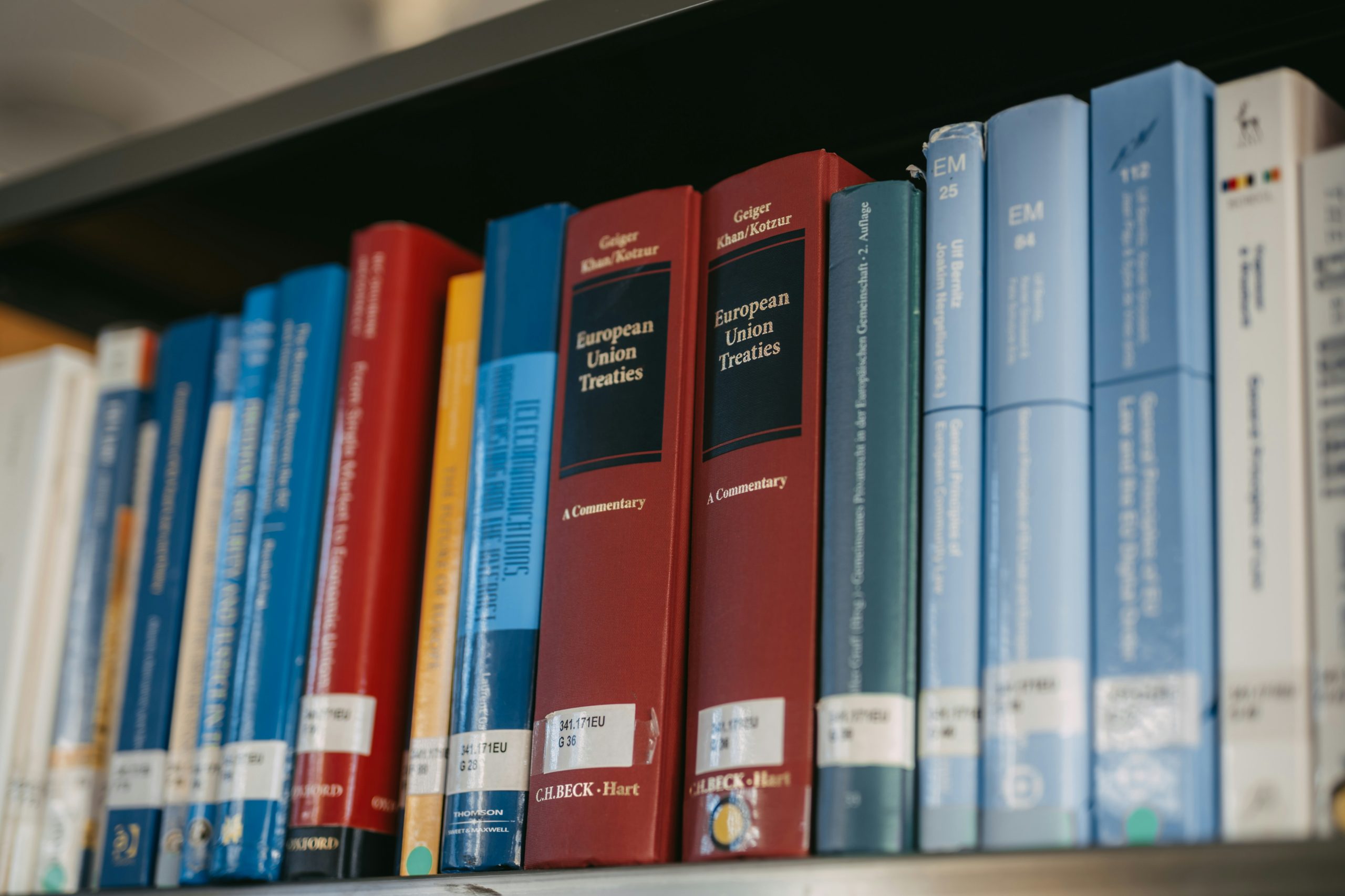 Hiểu rõ pháp lý đất đai Một người đang đọc các văn bản pháp lý phức tạp về giá đất, minh họa sự bối rối trước những thay đổi trong cách áp dụng bảng giá đất mới và hệ số K.