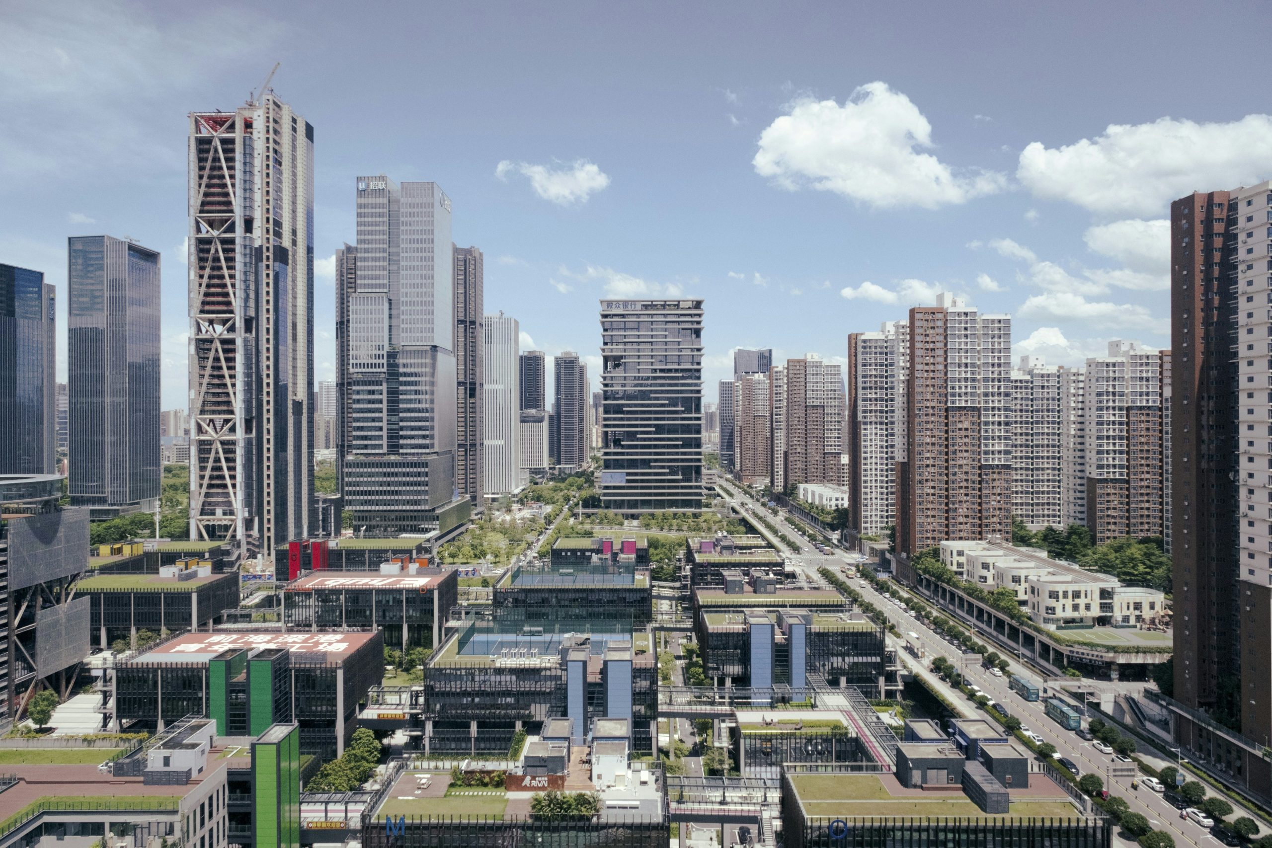 Toàn cảnh khu đô thị tích hợp hiện đại với đầy đủ tiện ích như trường học, bệnh viện, công viên, minh họa xu hướng sống 'all-in-one' trong bất động sản.