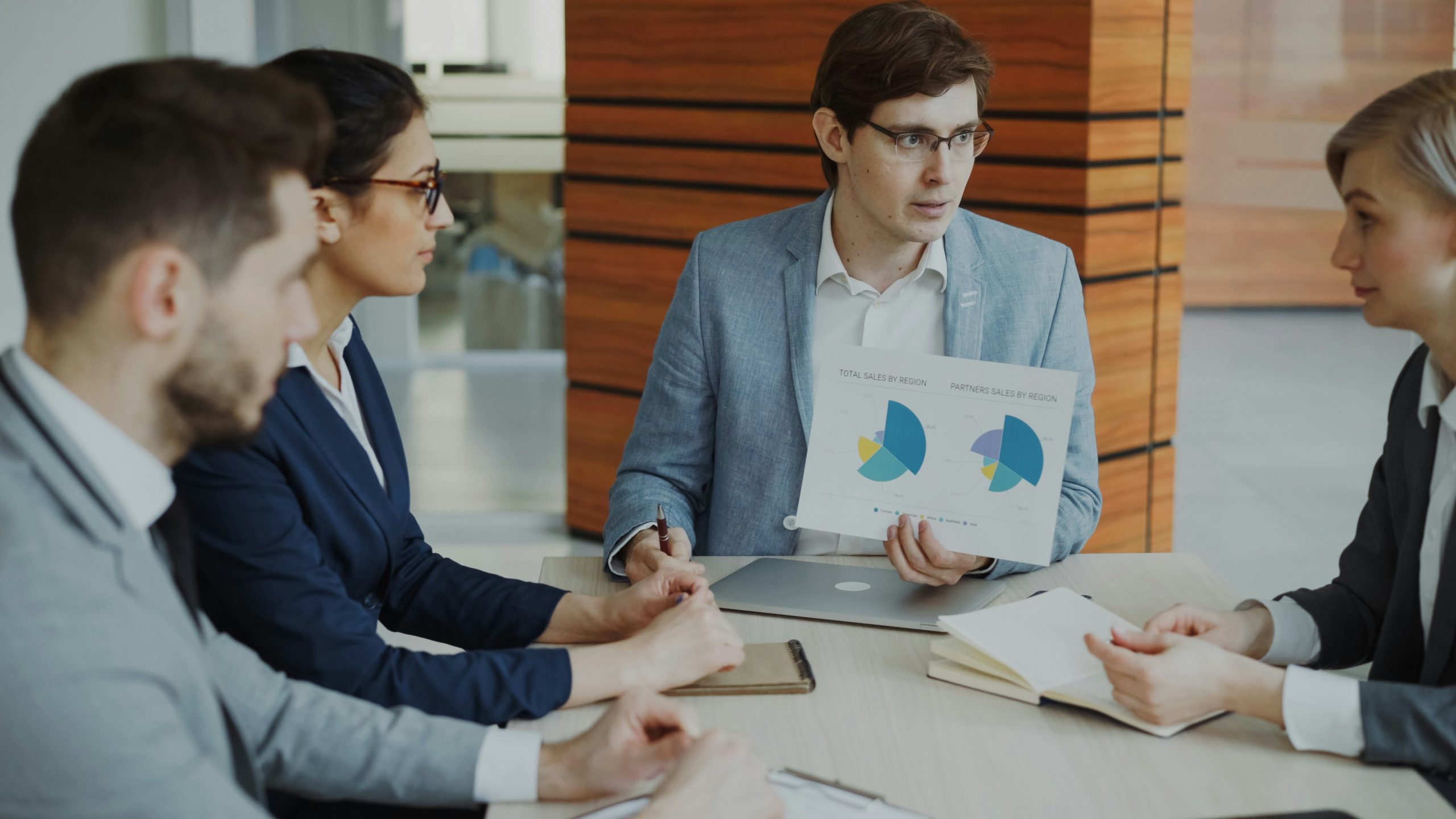 Hình ảnh chuyên gia phân tích tài chính tại một ngân hàng trung ương theo dõi biến động thị trường và chính sách tiền tệ toàn cầu.