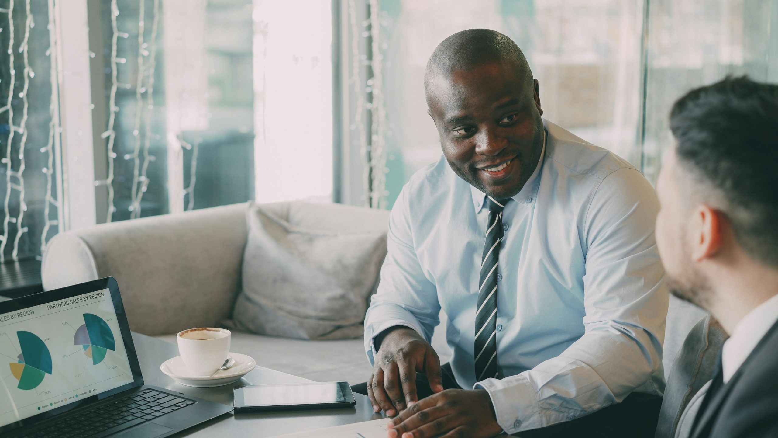 Chiến lược đầu tư Người đang phân tích biểu đồ tài chính trên máy tính xách tay, thể hiện việc lựa chọn chiến lược đầu tư bất động sản phù hợp với nguồn vốn và mục tiêu lợi nhuận.