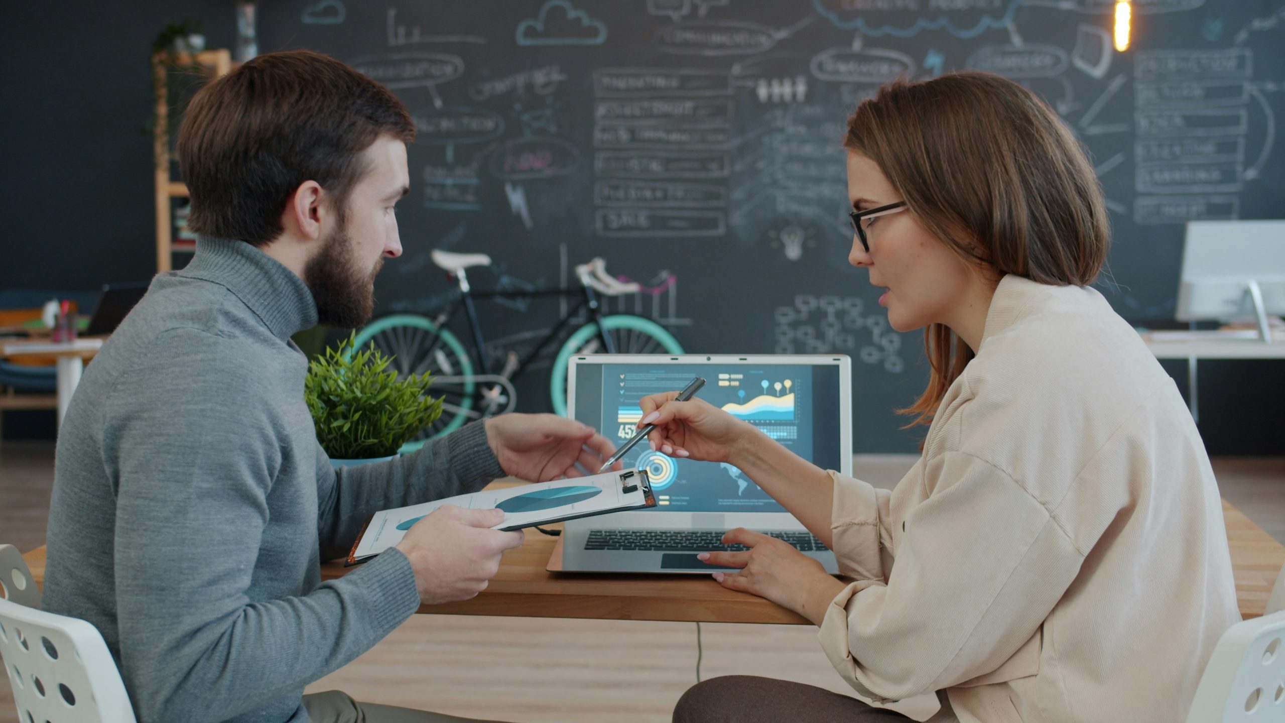 Biểu đồ tăng trưởng sự nghiệp và mức lương hấp dẫn của lập trình viên blockchain tại Việt Nam vào năm 2026.