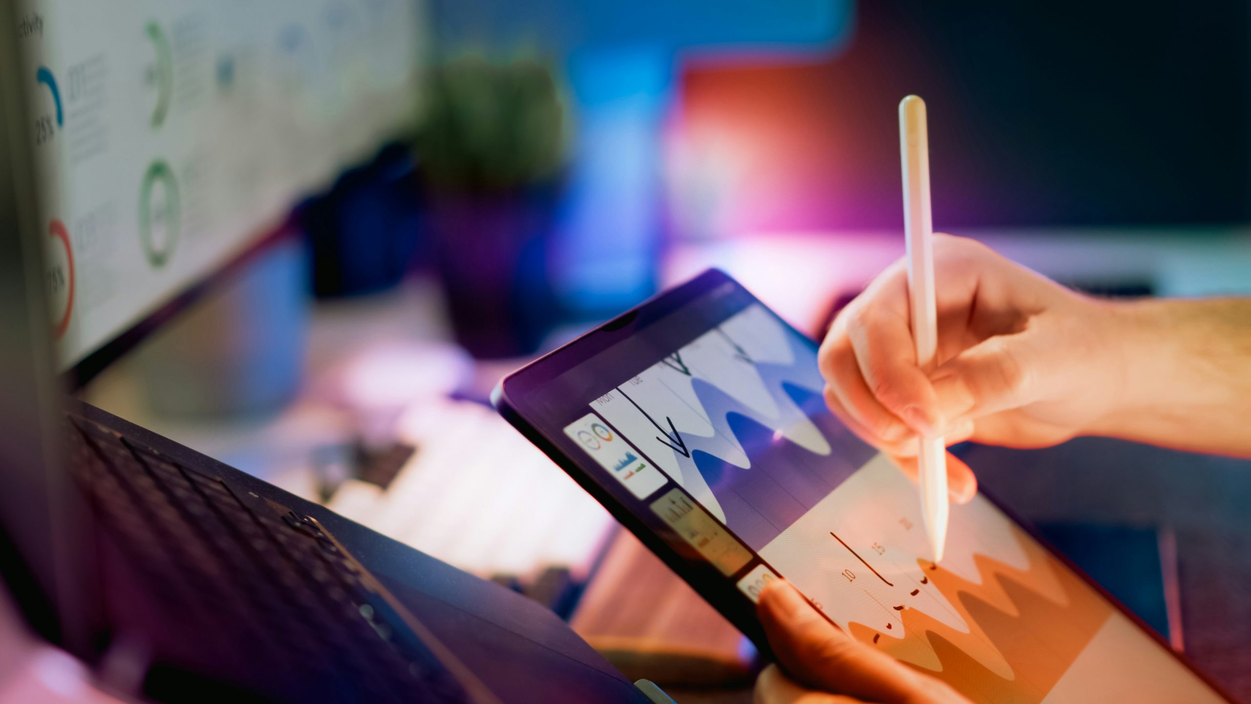 Một nhà đầu tư Forex đang phân tích biểu đồ tài chính phức tạp trên nhiều màn hình, thể hiện sự chuyên nghiệp và cần cù.