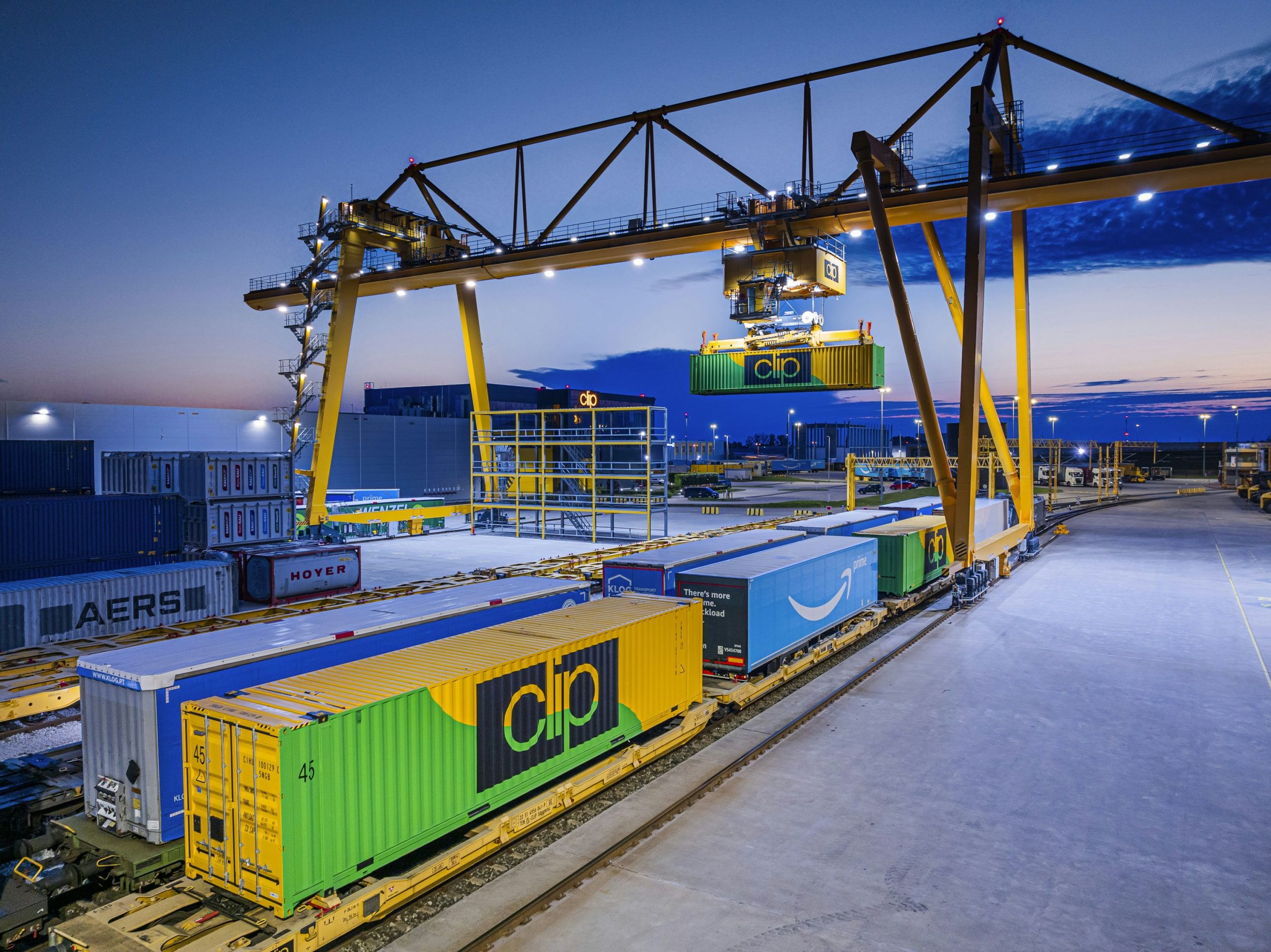 Ứng dụng blockchain trong thế giới thực, bao gồm quản lý chuỗi cung ứng toàn cầu và theo dõi sản phẩm hiệu quả.