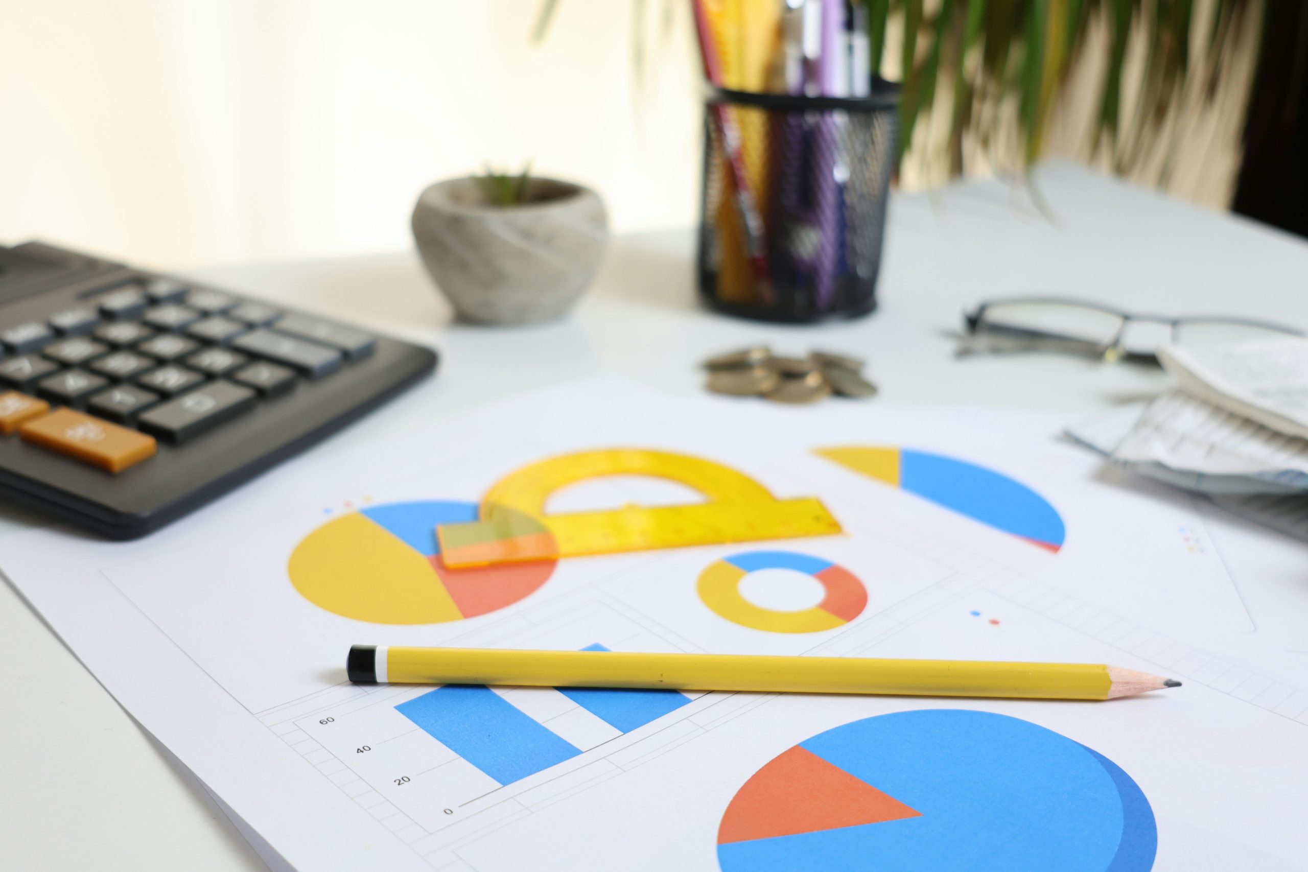 Bàn tay đang thực hiện tính toán trên máy tính để xác định chỉ số hiệu quả năng lượng (J/TH) của máy đào Bitcoin, giúp tối ưu lợi nhuận.