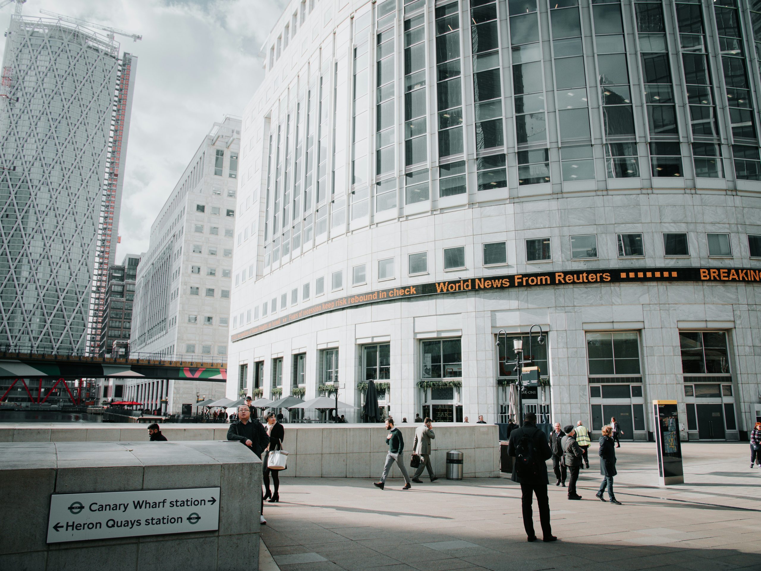 Hình ảnh sống động của một sàn giao dịch hoặc khu tài chính đông đúc, thể hiện tính thanh khoản cao và hoạt động liên tục của thị trường Forex.