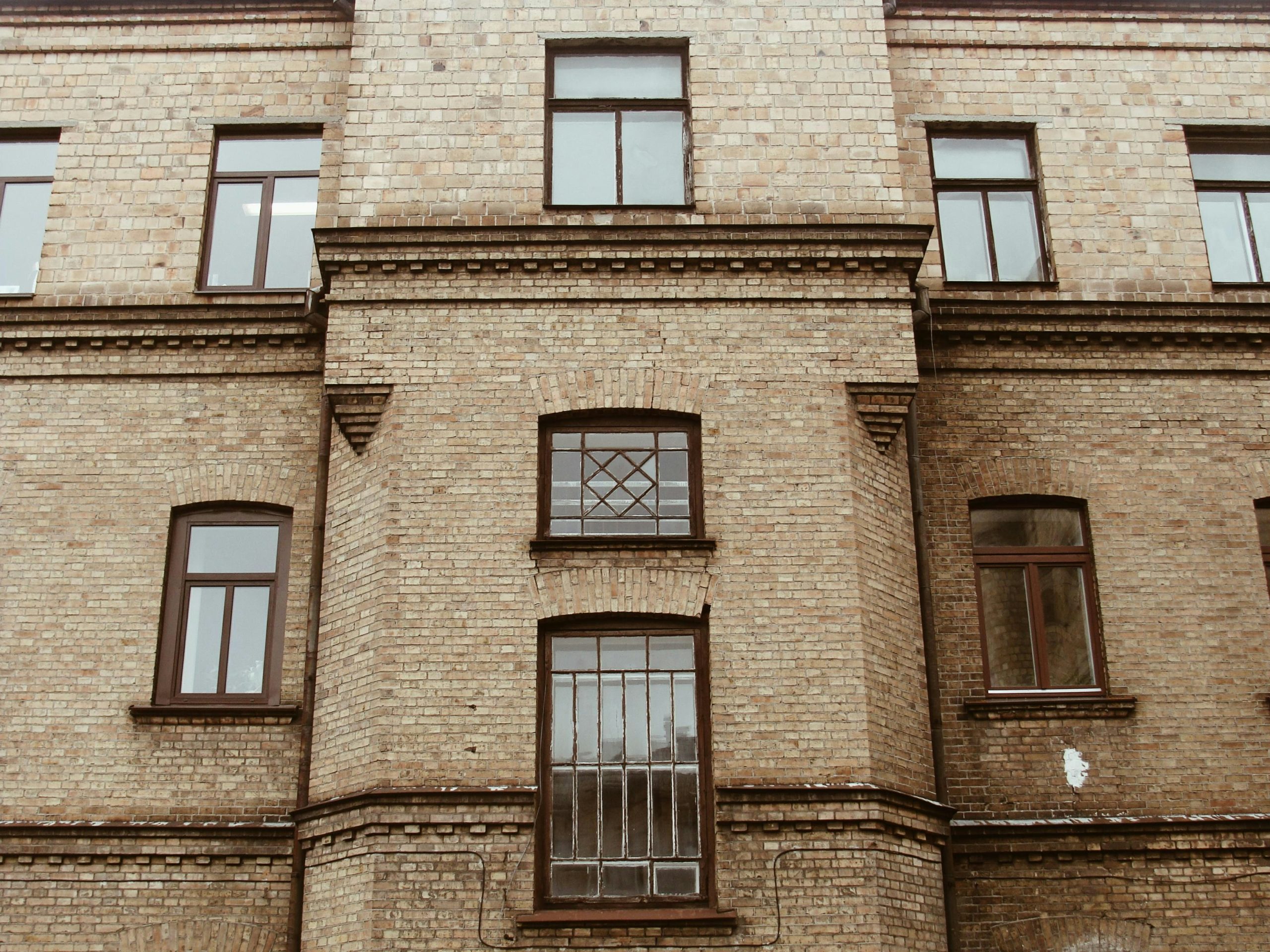 So sánh chi phí và lợi nhuận giữa căn hộ cho thuê truyền thống và căn hộ dịch vụ, minh họa các mô hình đầu tư khác nhau trong bất động sản.