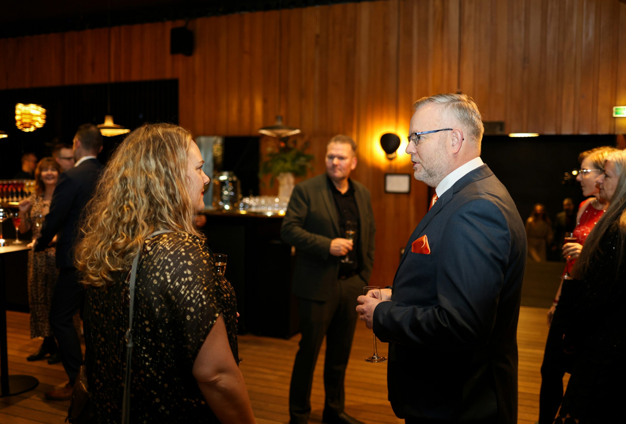 Kết nối chuyên gia đầu tư Một nhóm người đang trao đổi và kết nối trong một sự kiện, thể hiện việc xây dựng mạng lưới quan hệ với các chuyên gia và nhà đầu tư có kinh nghiệm.