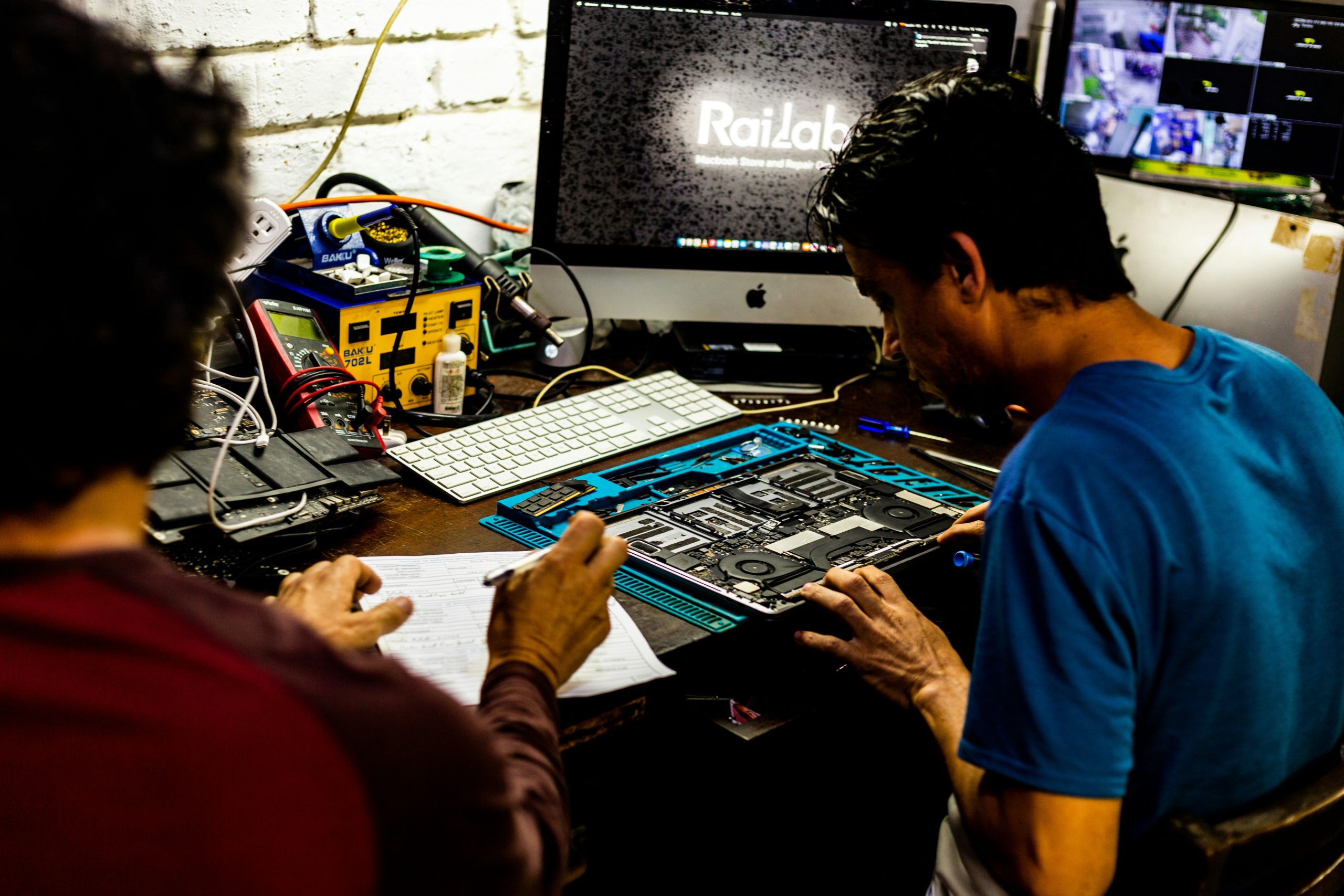 Một người đang cau mày nhìn vào các linh kiện phần cứng máy tính phức tạp, thể hiện sự khó khăn trong việc vận hành máy đào Bitcoin.